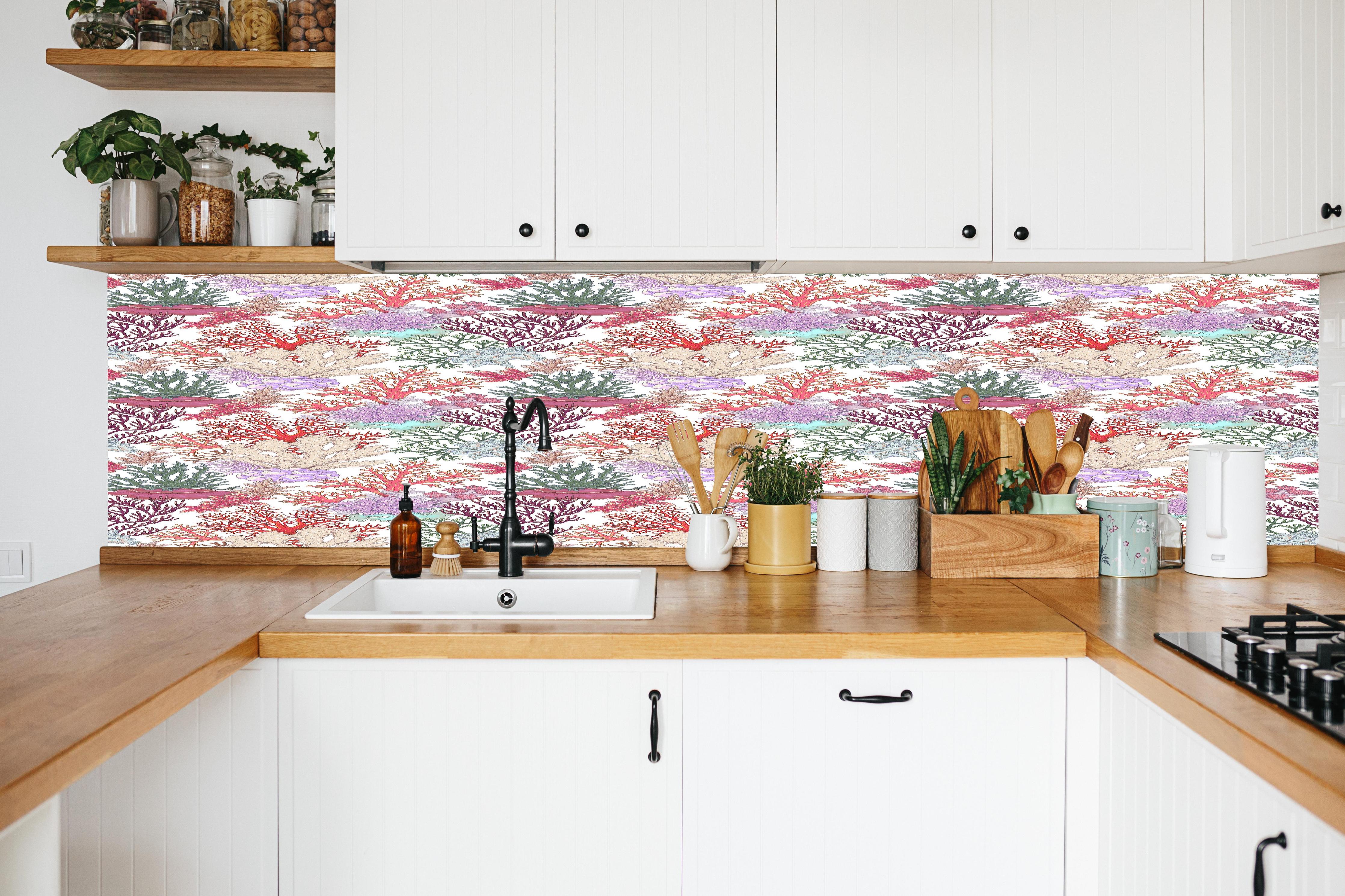 Küche - Korallenmuster Rosa-Beige in weißer Küche hinter Gewürzen und Kochlöffeln aus Holz
