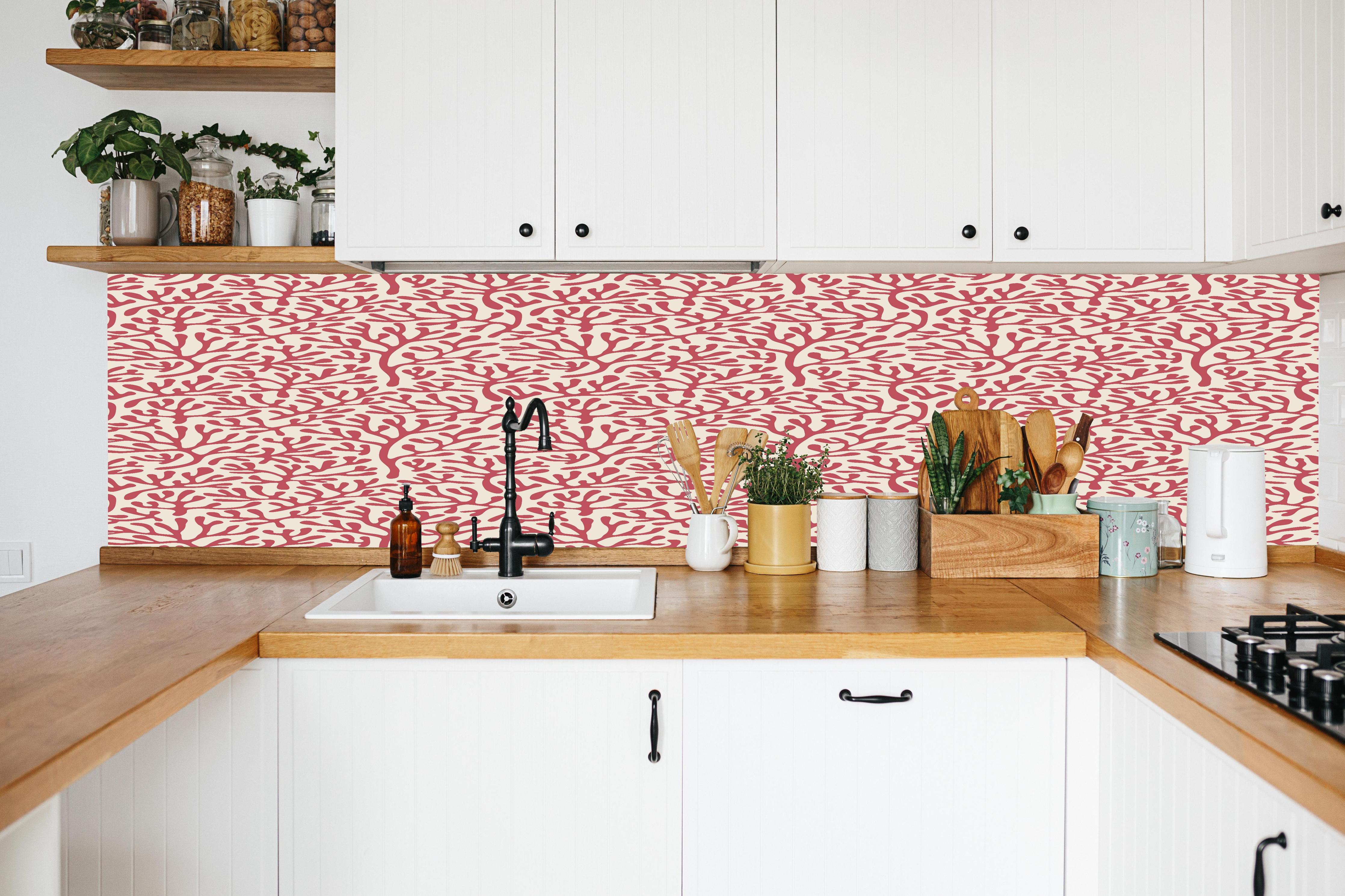 Küche - Korallenmuster Rot-Beige in weißer Küche hinter Gewürzen und Kochlöffeln aus Holz
