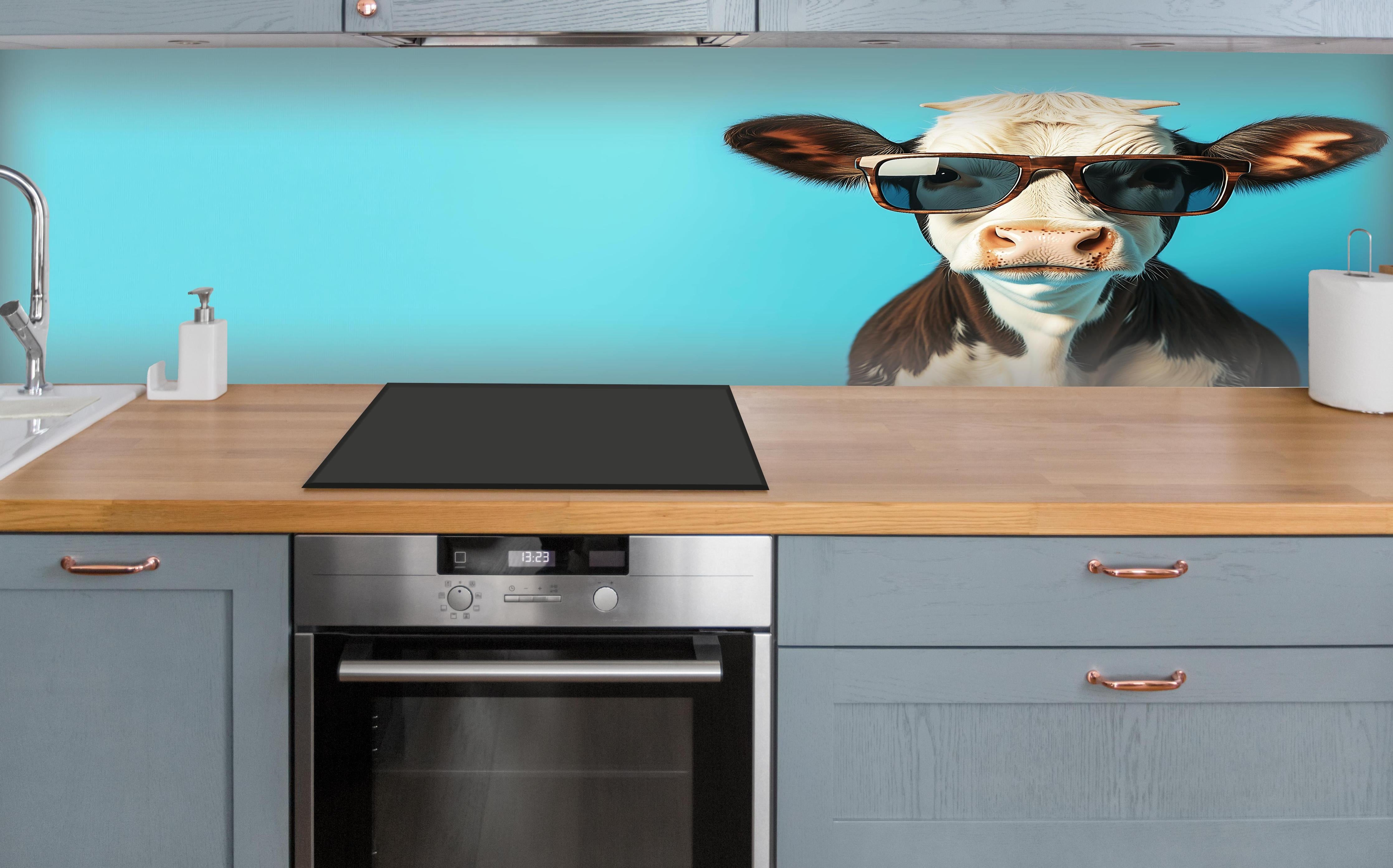 Küche - Kuh mit Sonnenbrille, Türkis über polierter Holzarbeitsplatte mit Cerankochfeld