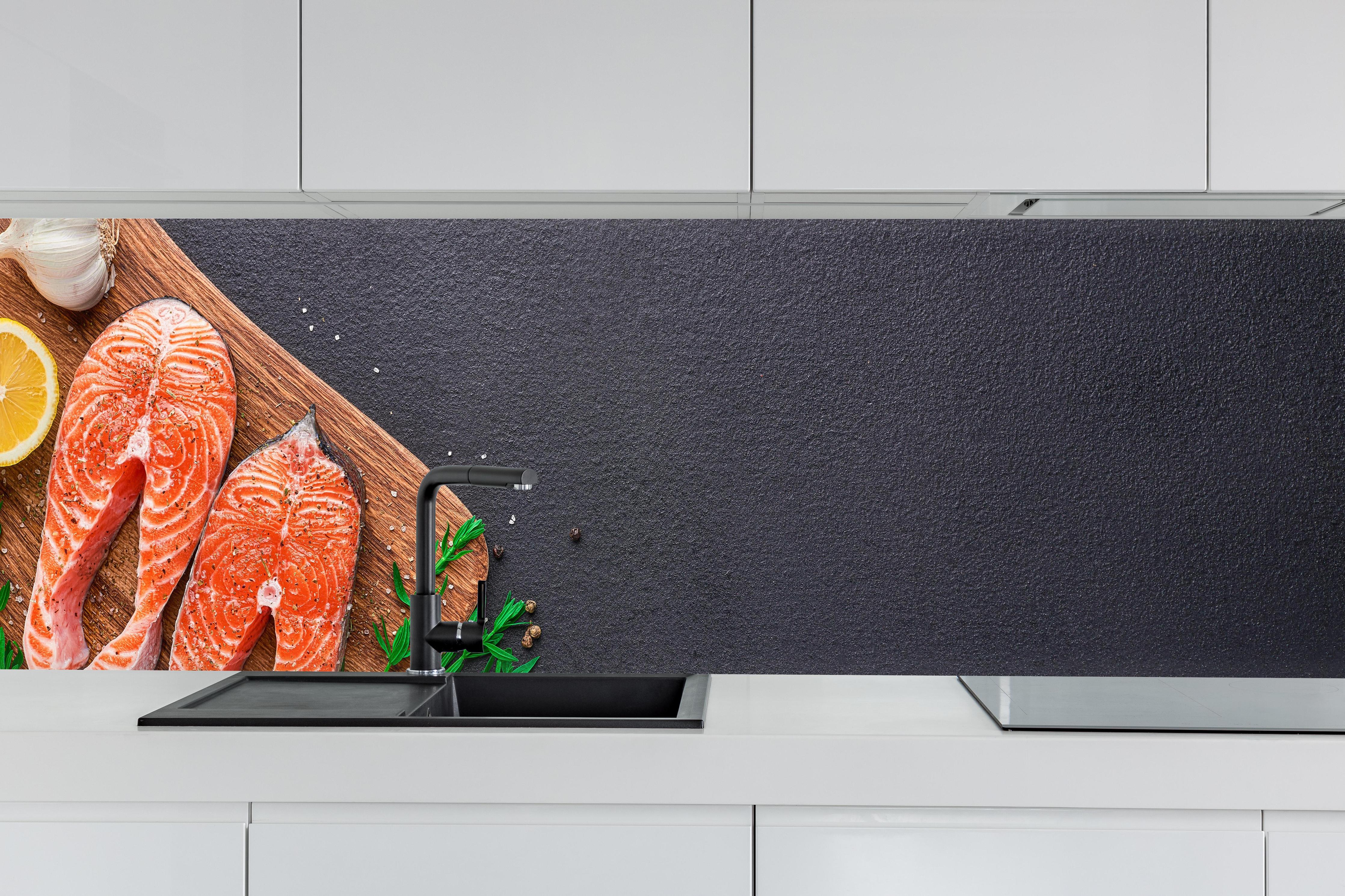 Küche - Lachssteaks auf Holzbrett hinter weißen Hochglanz-Küchenregalen und schwarzem Wasserhahn