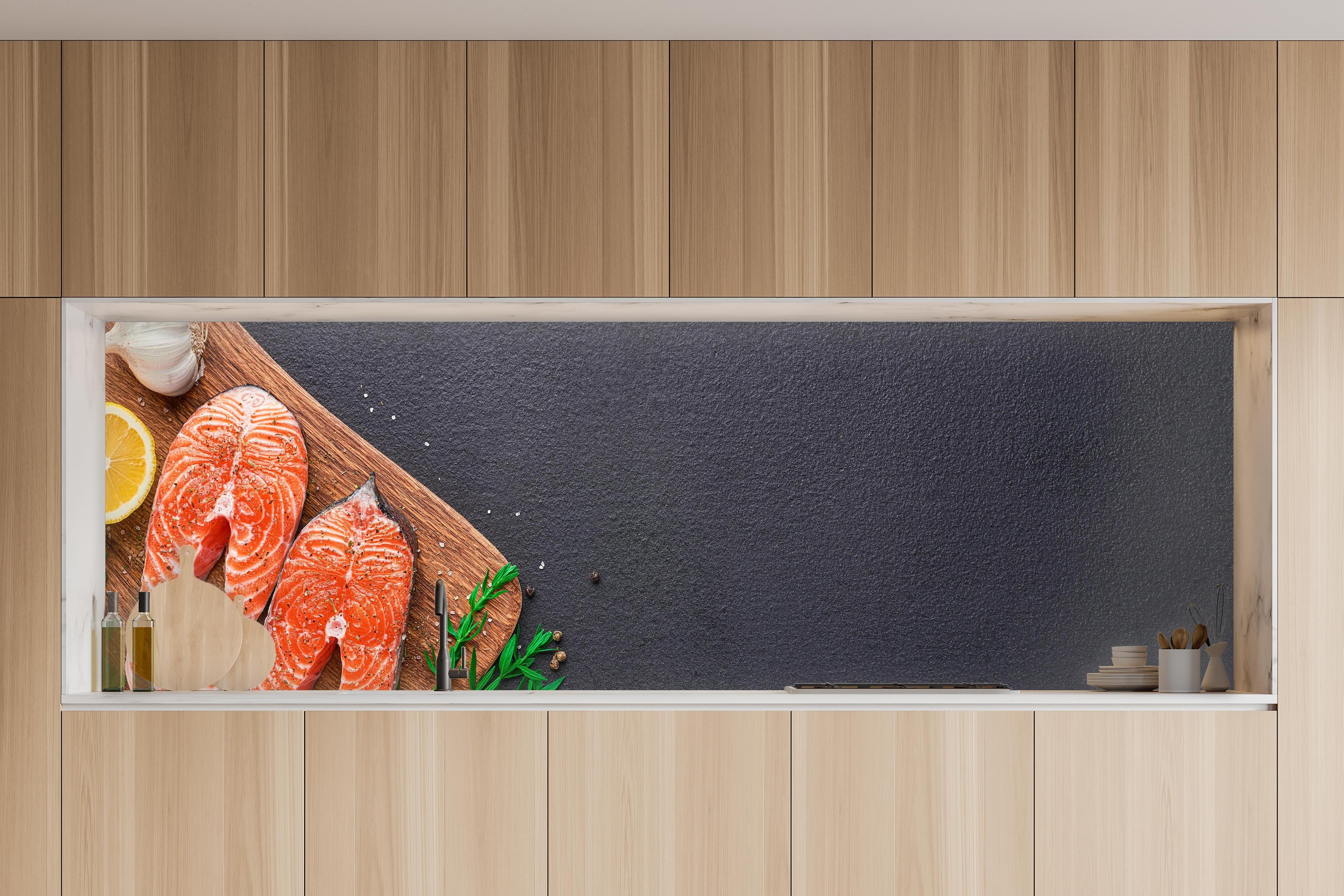 Küche - Lachssteaks auf Holzbrett in charakteristischer Vollholz-Küche mit modernem Gasherd