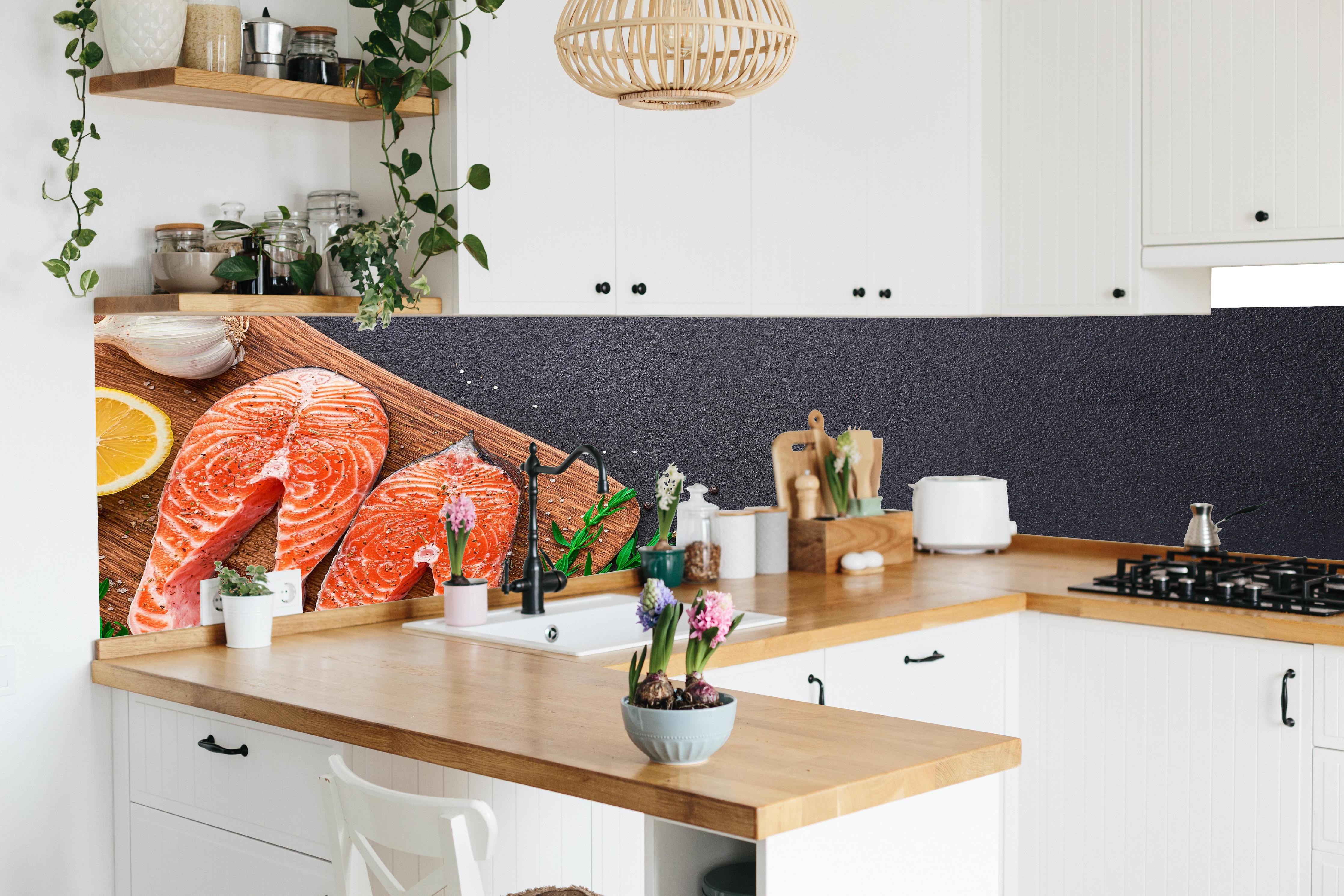 Küche - Lachssteaks auf Holzbrett in lebendiger Küche mit bunten Blumen