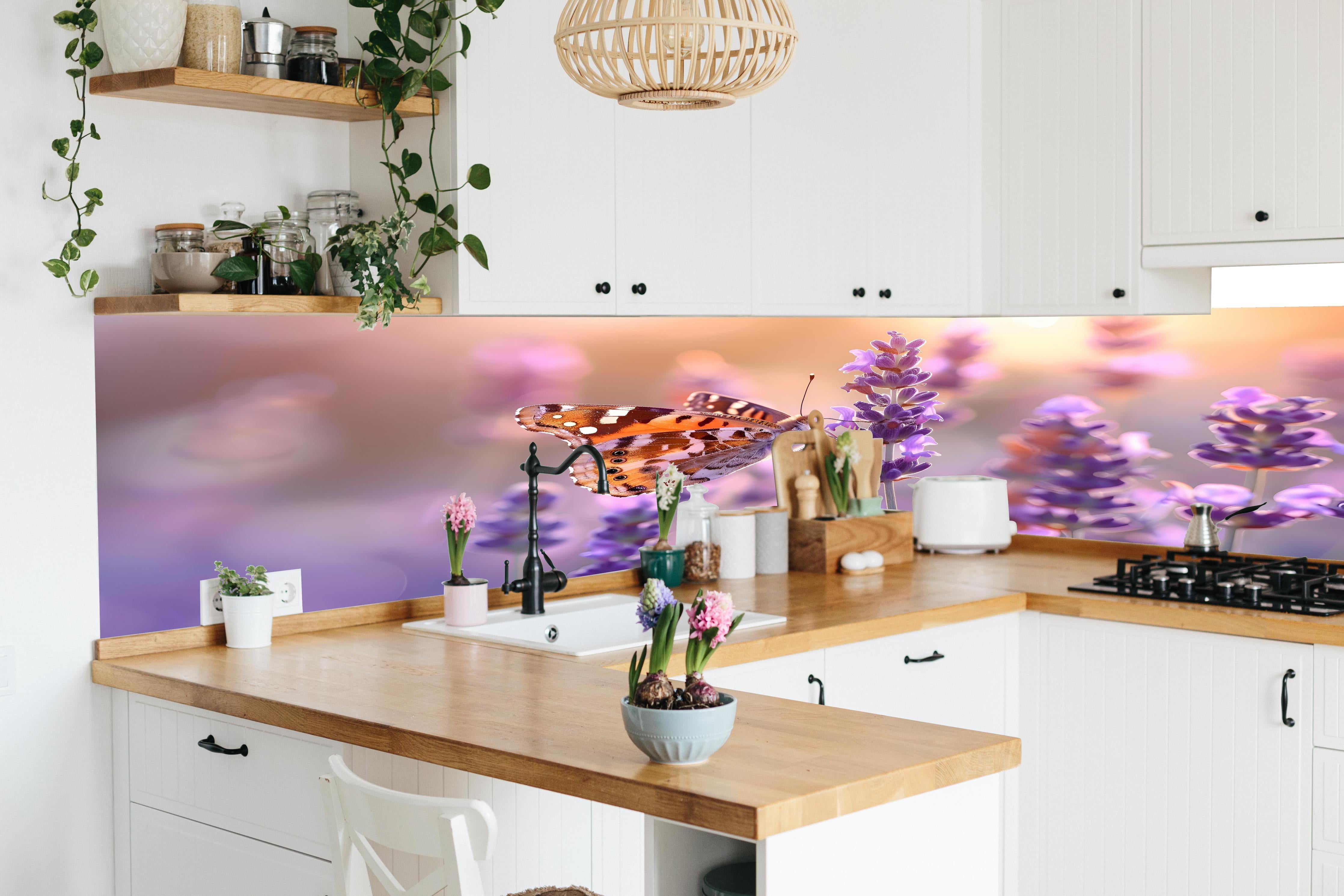Küche - Lavendel-Schmetterling in Pastell in lebendiger Küche mit bunten Blumen