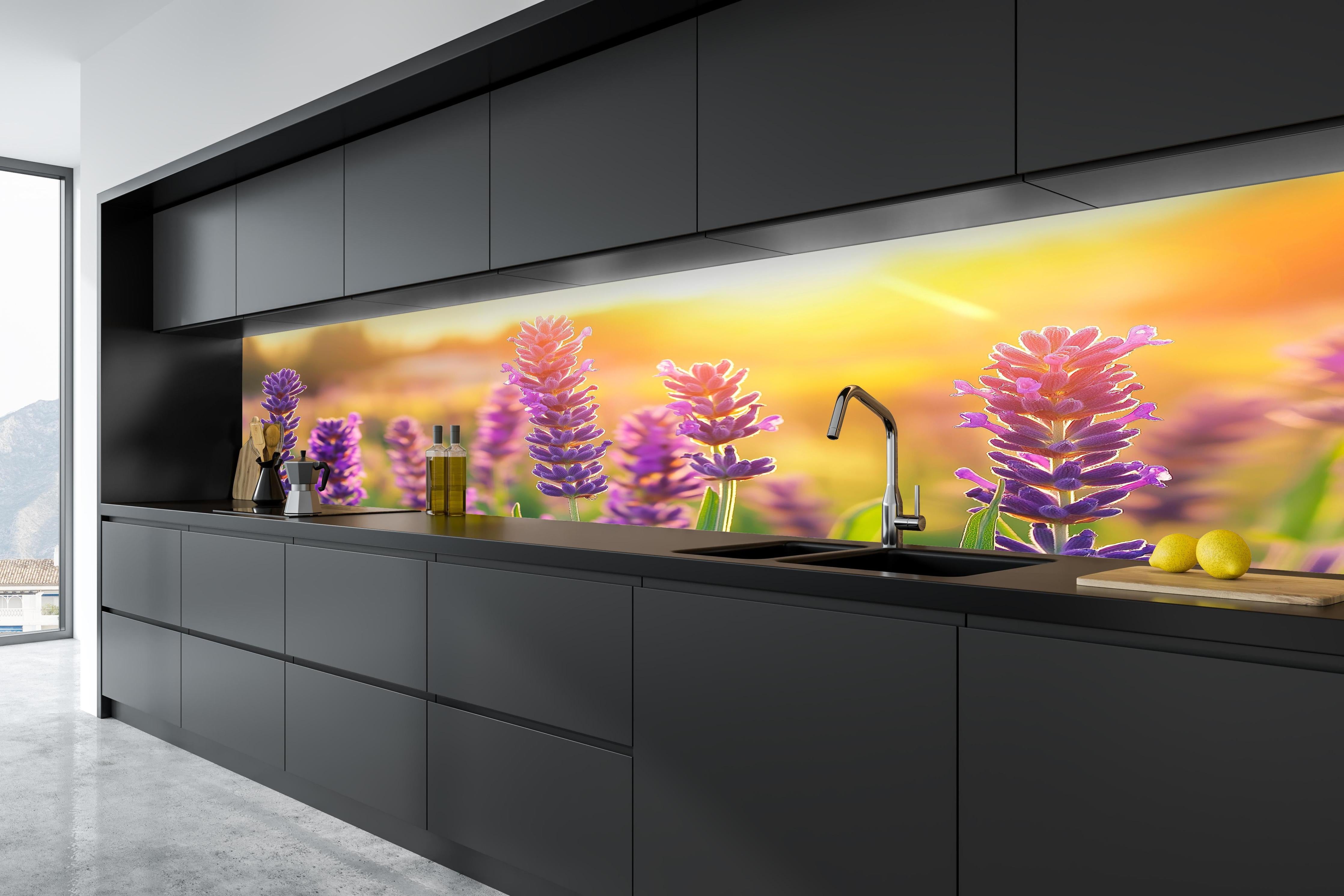 Küche - Lavendel in goldenem Abendlicht in tiefschwarzer matt-premium Einbauküche
