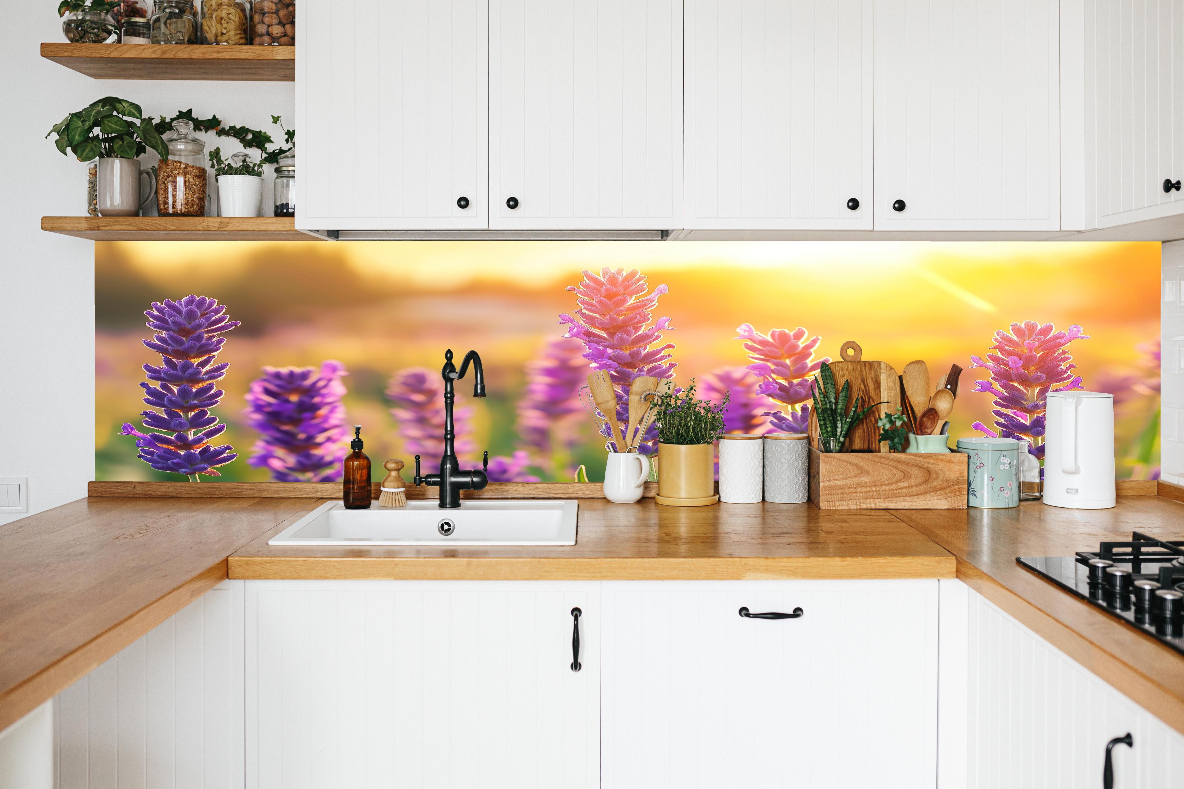 Küche - Lavendel in goldenem Abendlicht in weißer Küche hinter Gewürzen und Kochlöffeln aus Holz