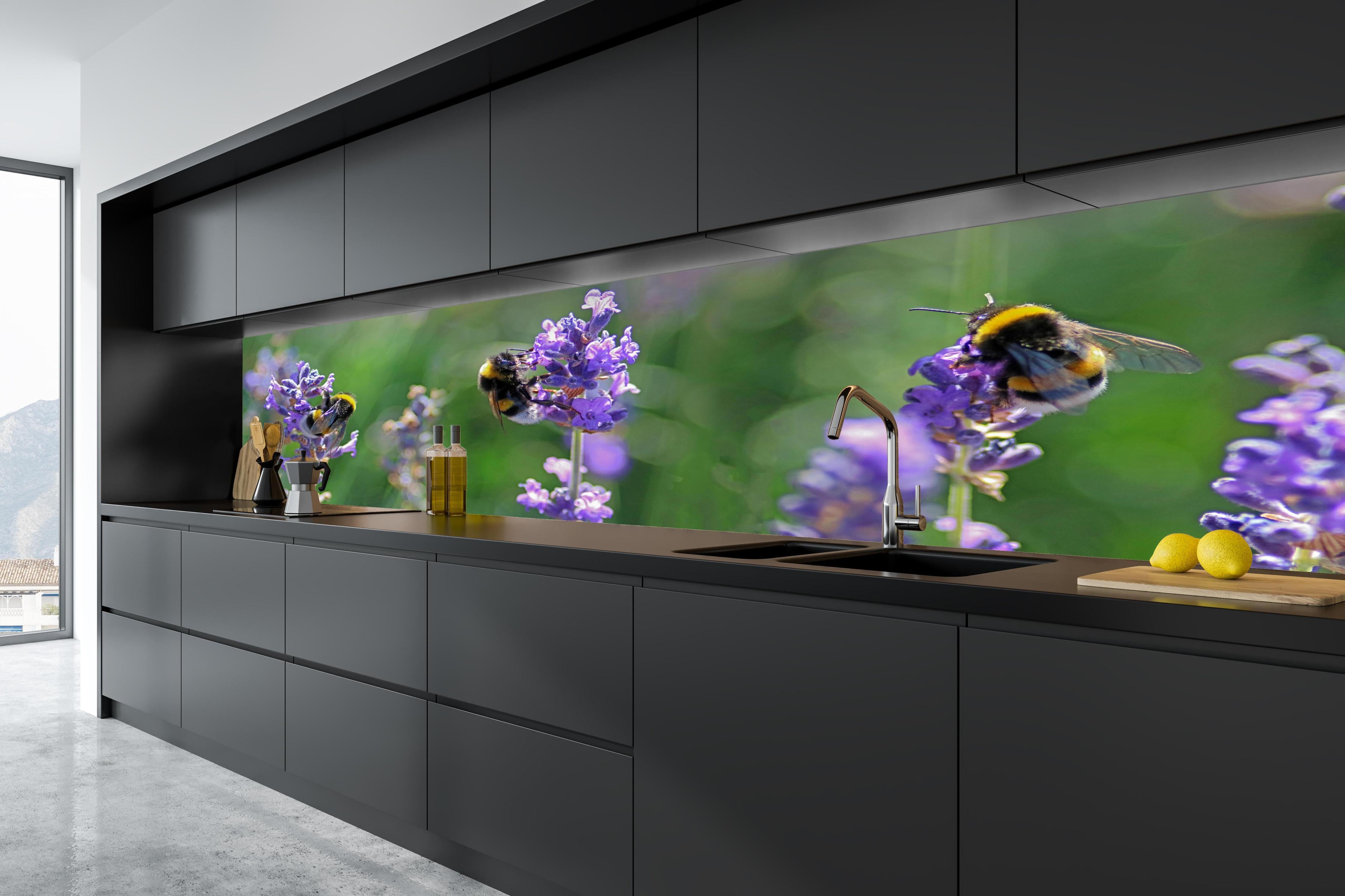 Küche - Lavendelblüten mit Hummeln in tiefschwarzer matt-premium Einbauküche