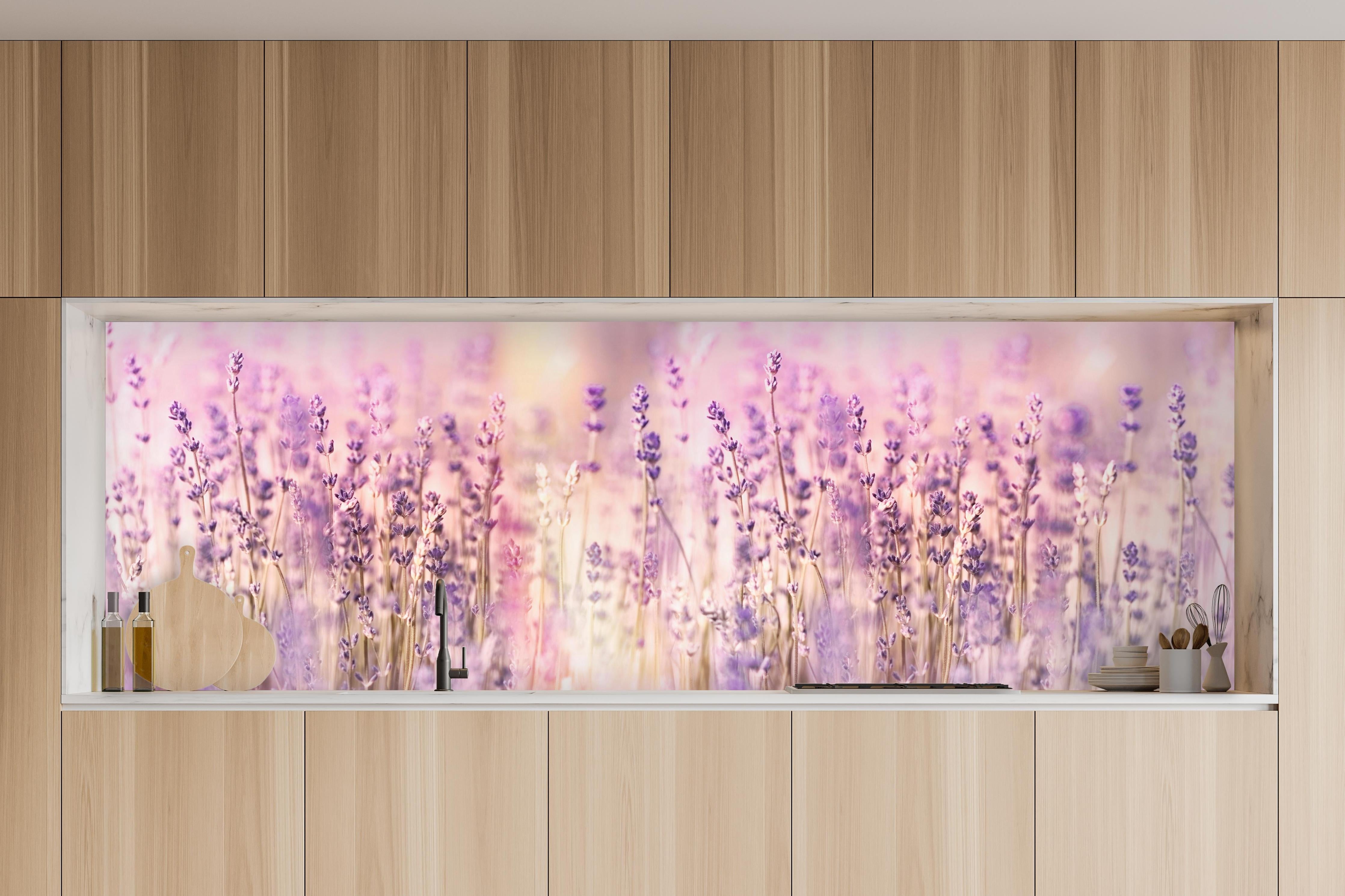 Küche - Lavendelfeld Pastell Lila Rosa in charakteristischer Vollholz-Küche mit modernem Gasherd