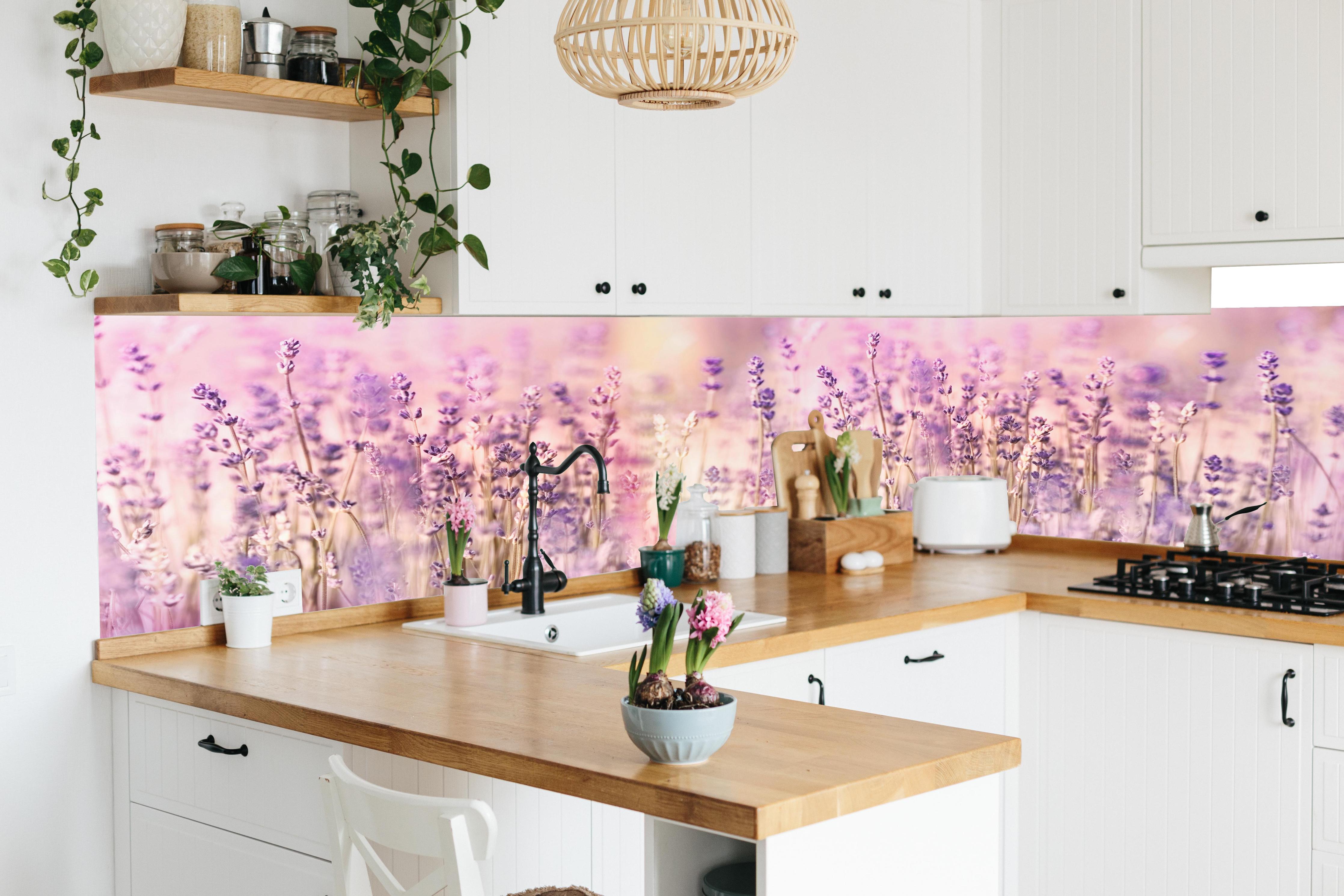 Küche - Lavendelfeld Pastell Lila Rosa in lebendiger Küche mit bunten Blumen