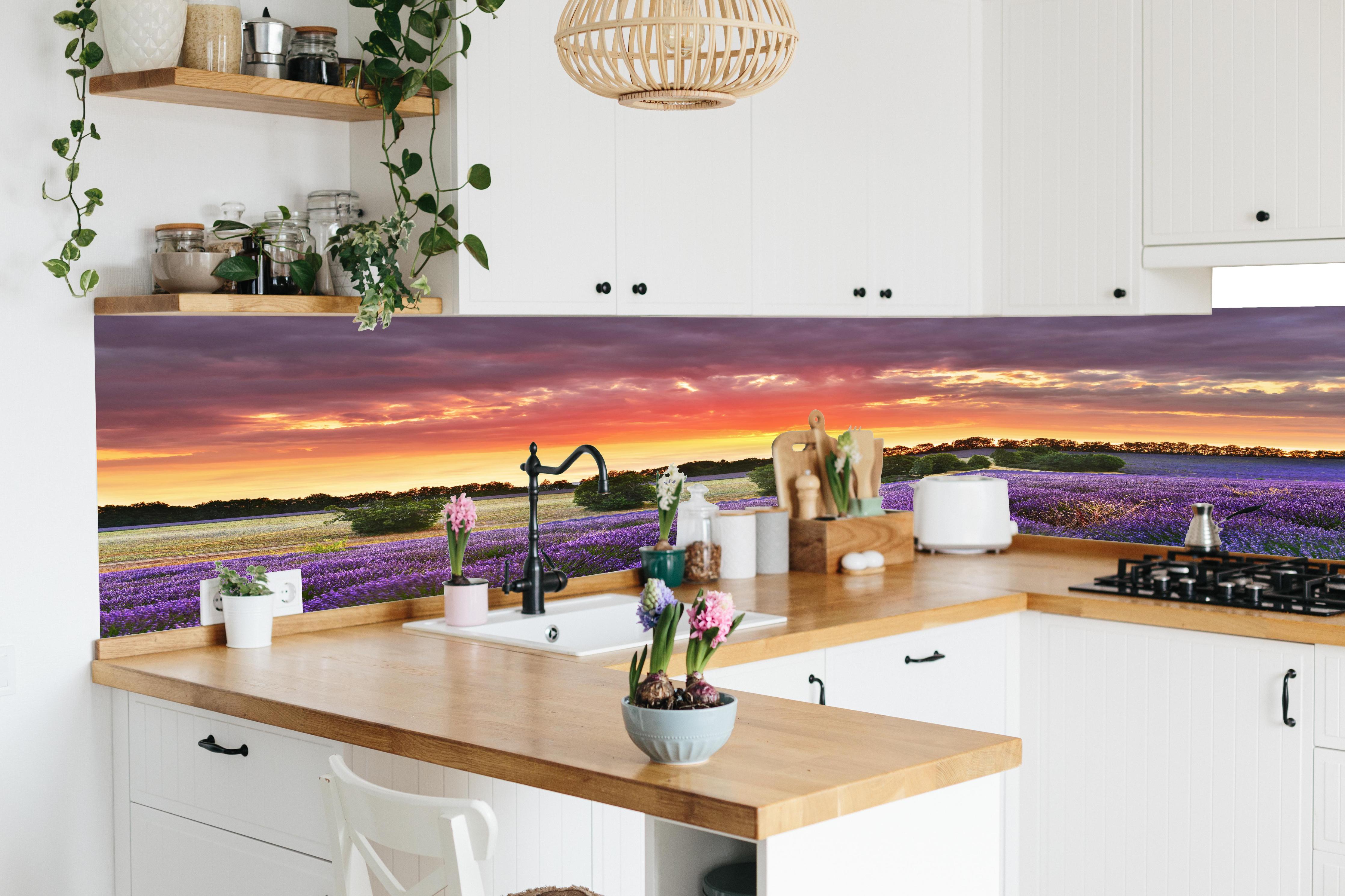 Küche - Lavendelfeld bei Sonnenuntergang in lebendiger Küche mit bunten Blumen