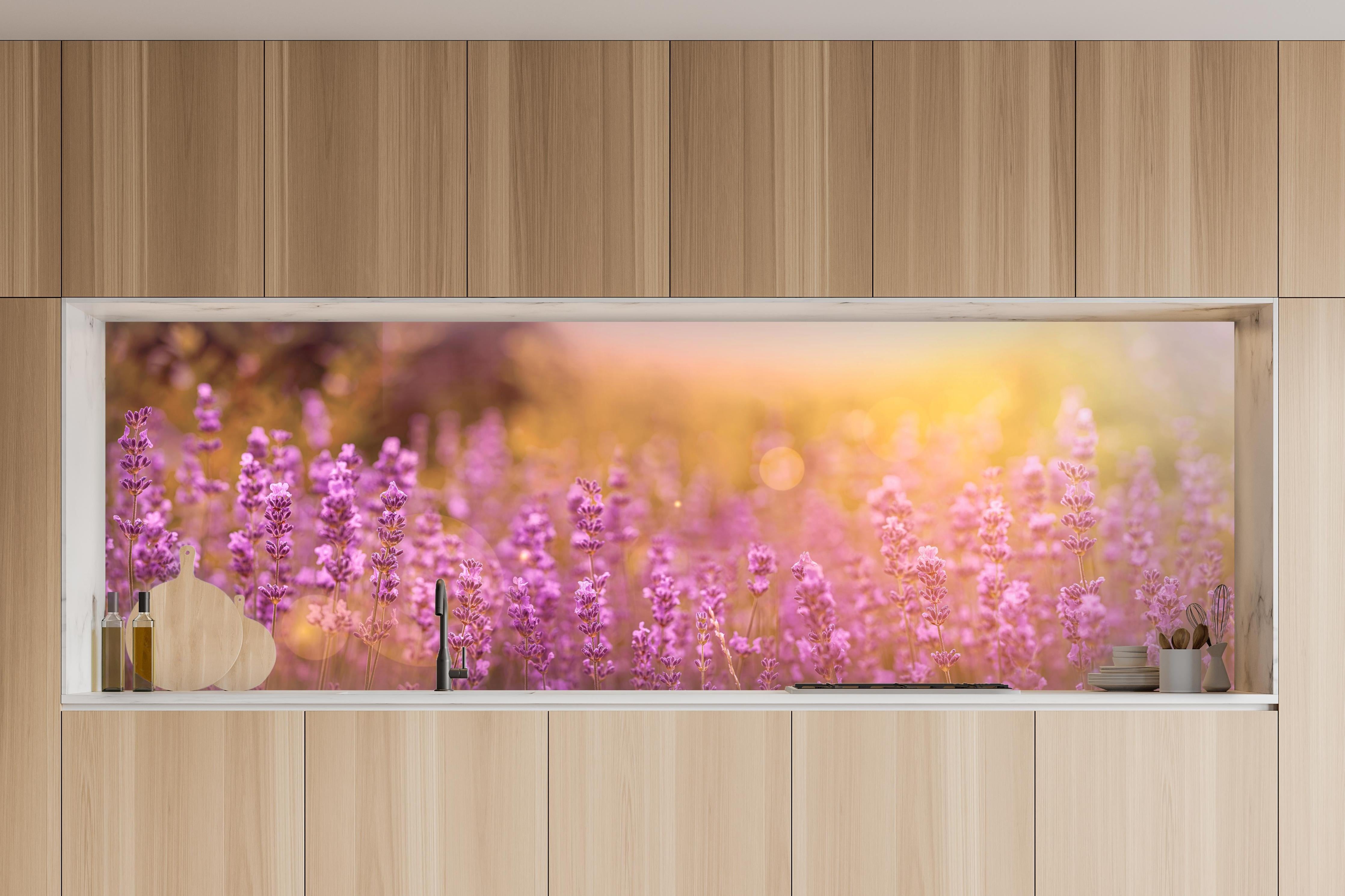 Küche - Lavendelfeld im warmen Abendlicht in charakteristischer Vollholz-Küche mit modernem Gasherd