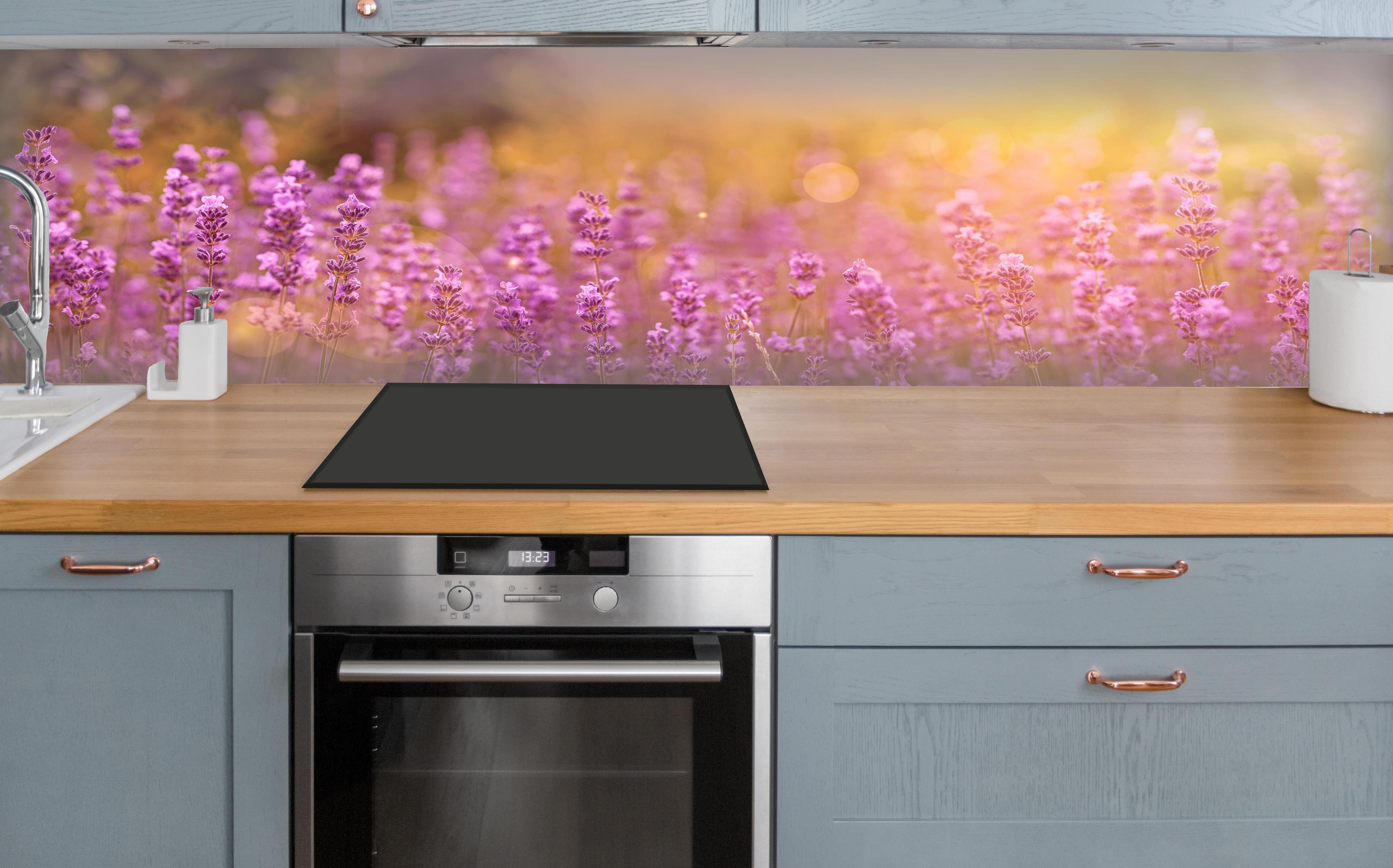 Küche - Lavendelfeld im warmen Abendlicht über polierter Holzarbeitsplatte mit Cerankochfeld