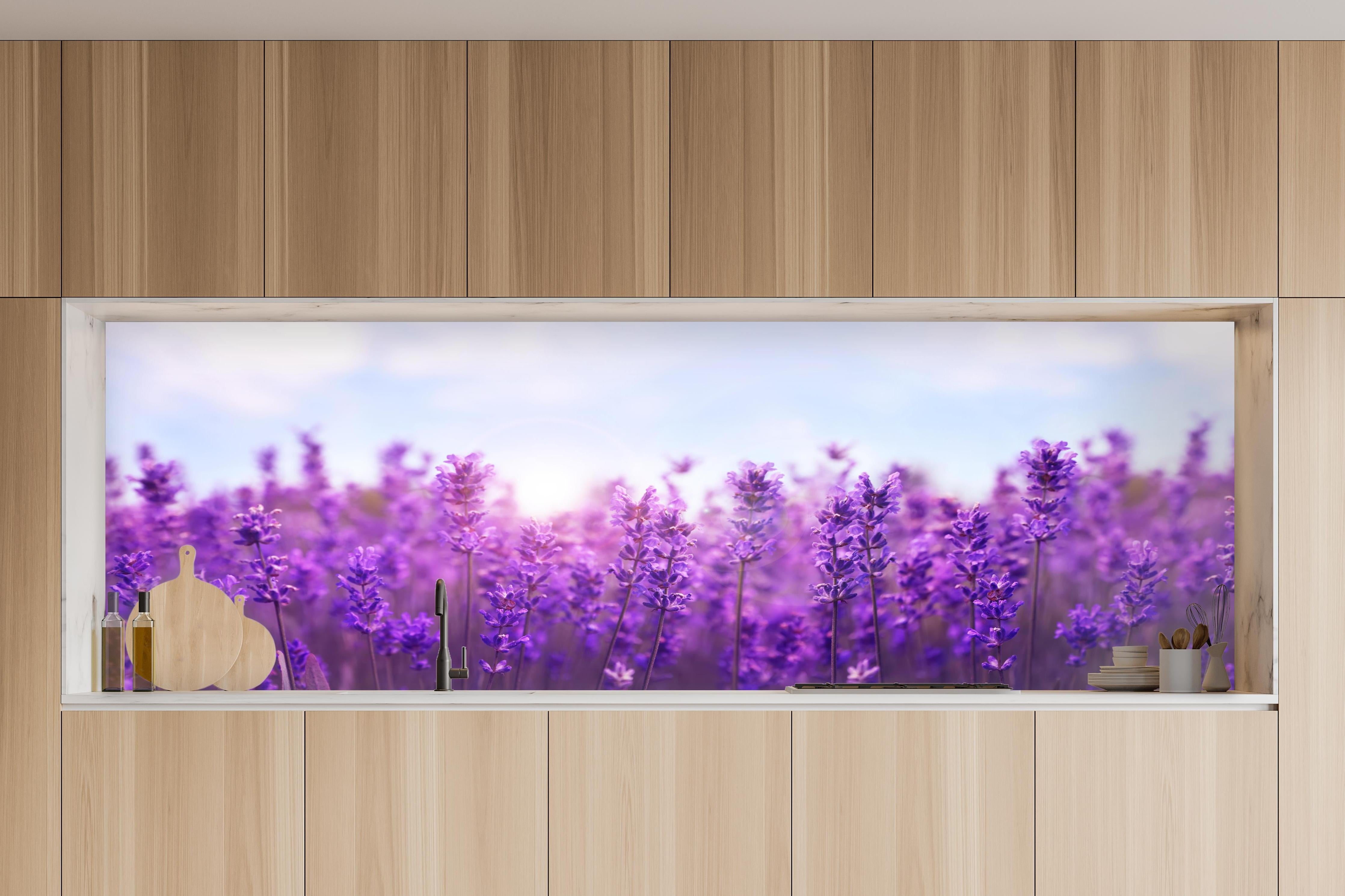 Küche - Lavendelfeld in Lila in charakteristischer Vollholz-Küche mit modernem Gasherd