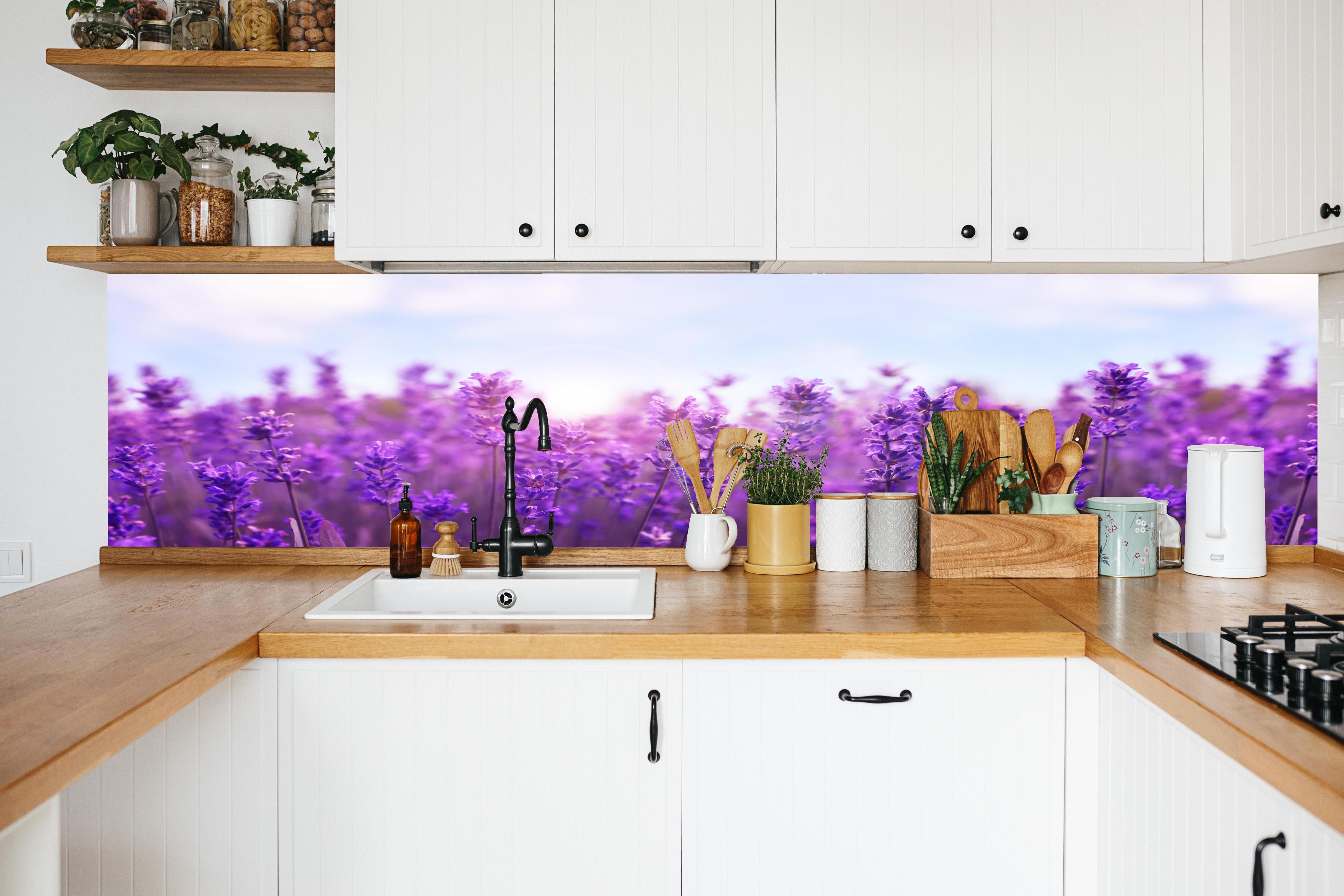 Küche - Lavendelfeld in Lila in weißer Küche hinter Gewürzen und Kochlöffeln aus Holz
