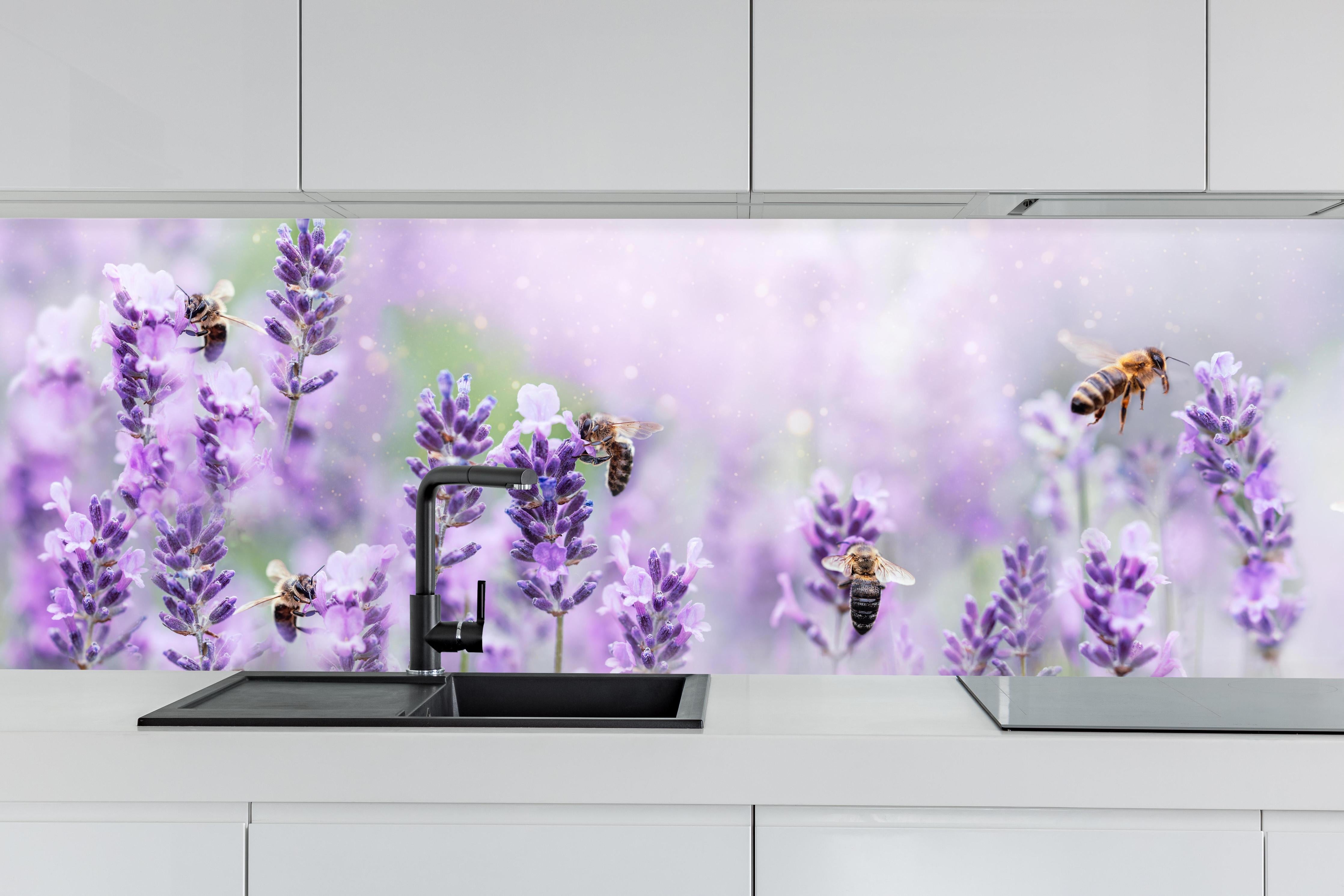 Küche - Lavendelfeld mit Bienen hinter weißen Hochglanz-Küchenregalen und schwarzem Wasserhahn