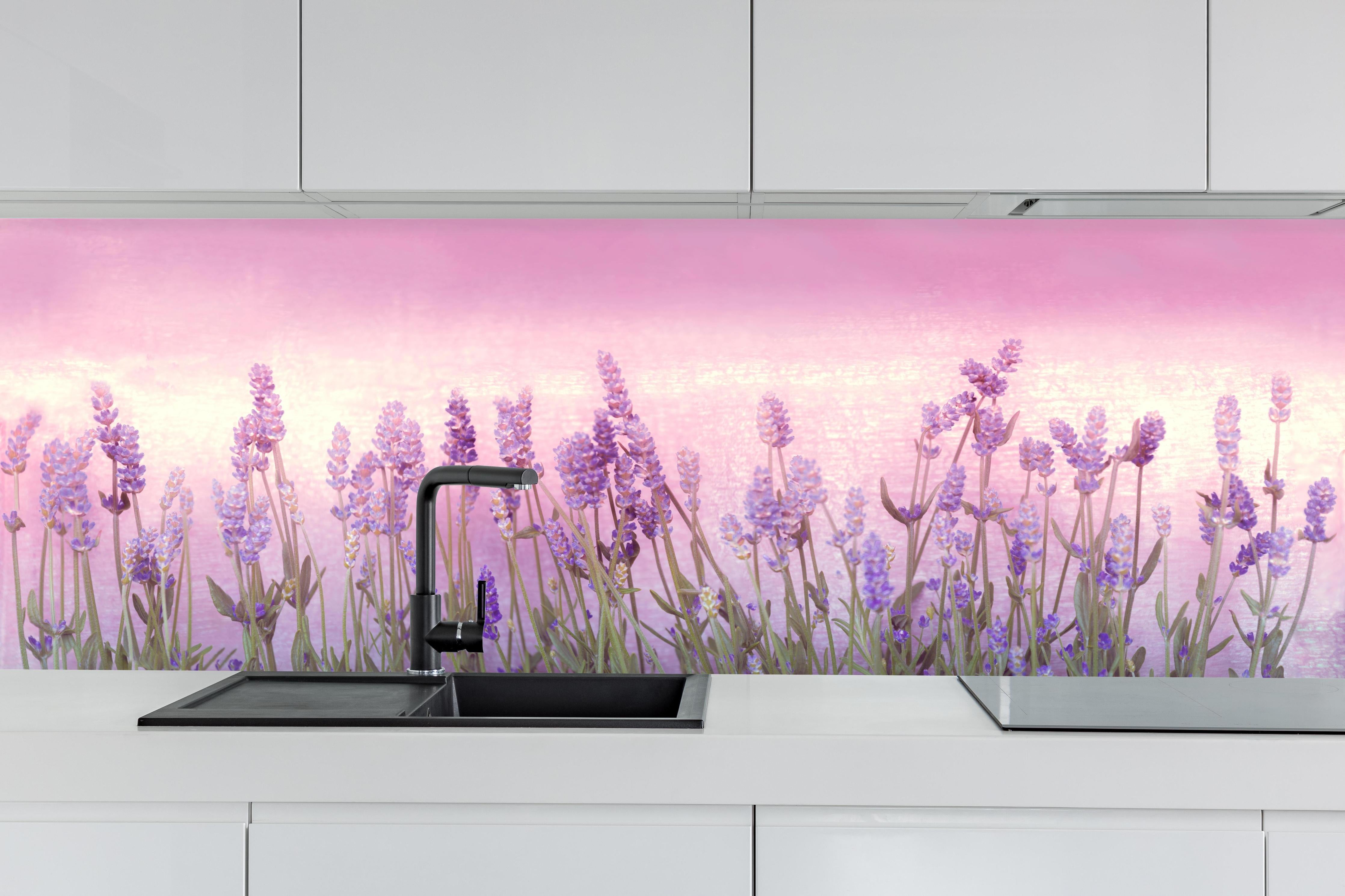 Küche - Lavendelwiese Rosa-Lila hinter weißen Hochglanz-Küchenregalen und schwarzem Wasserhahn