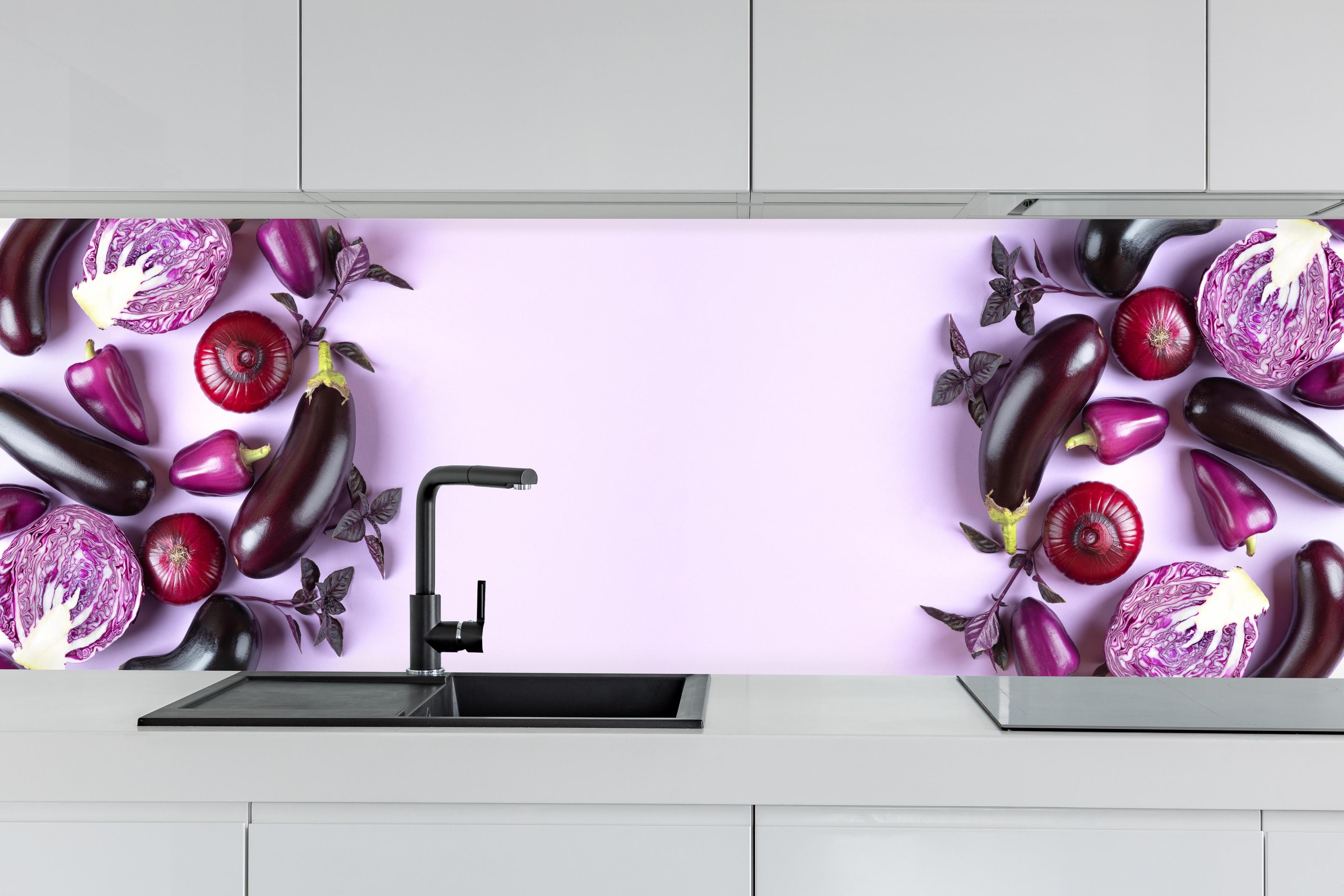 Küche - Lila Auberginen und Zwiebeln hinter weißen Hochglanz-Küchenregalen und schwarzem Wasserhahn