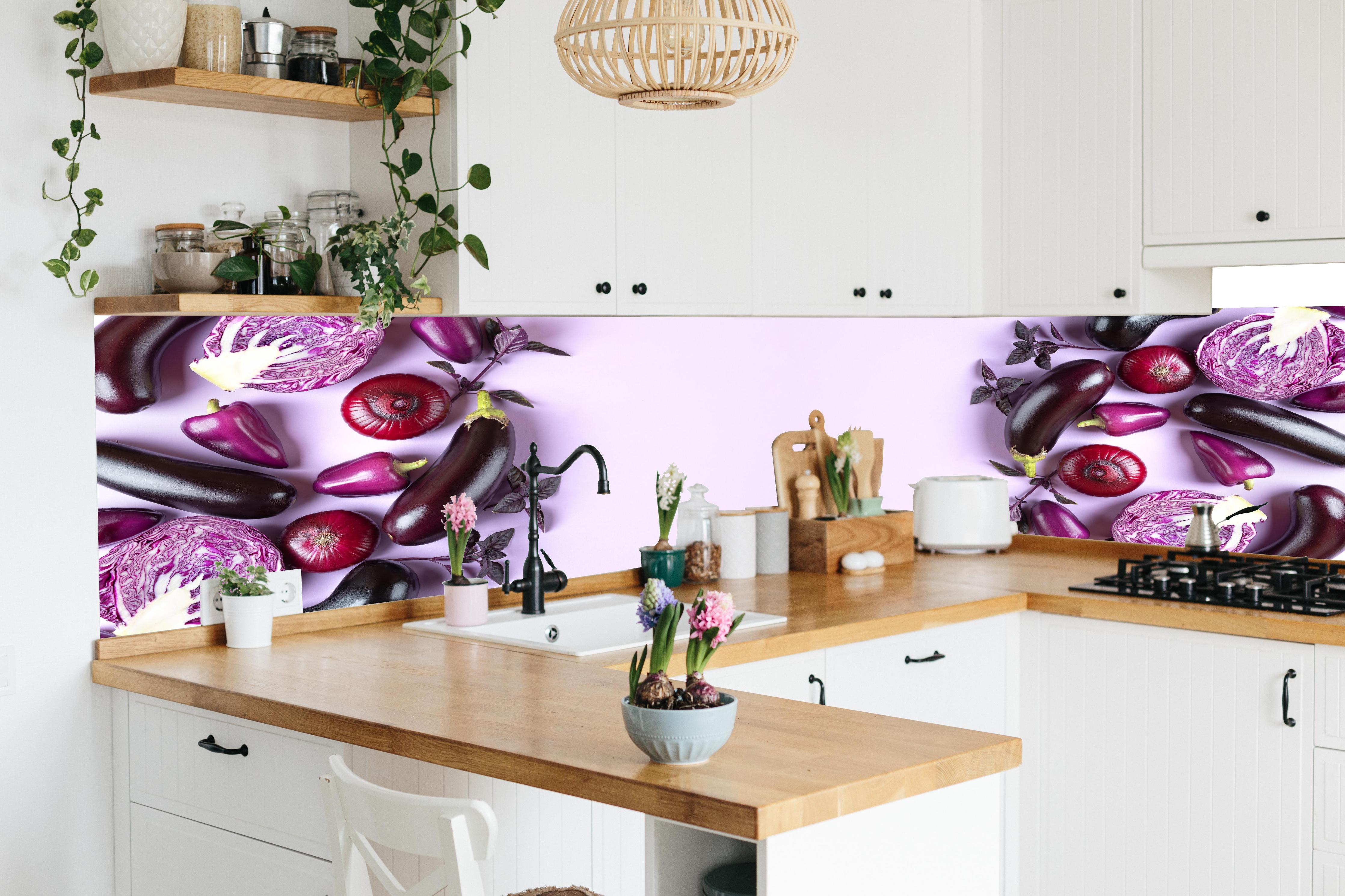 Küche - Lila Auberginen und Zwiebeln in lebendiger Küche mit bunten Blumen