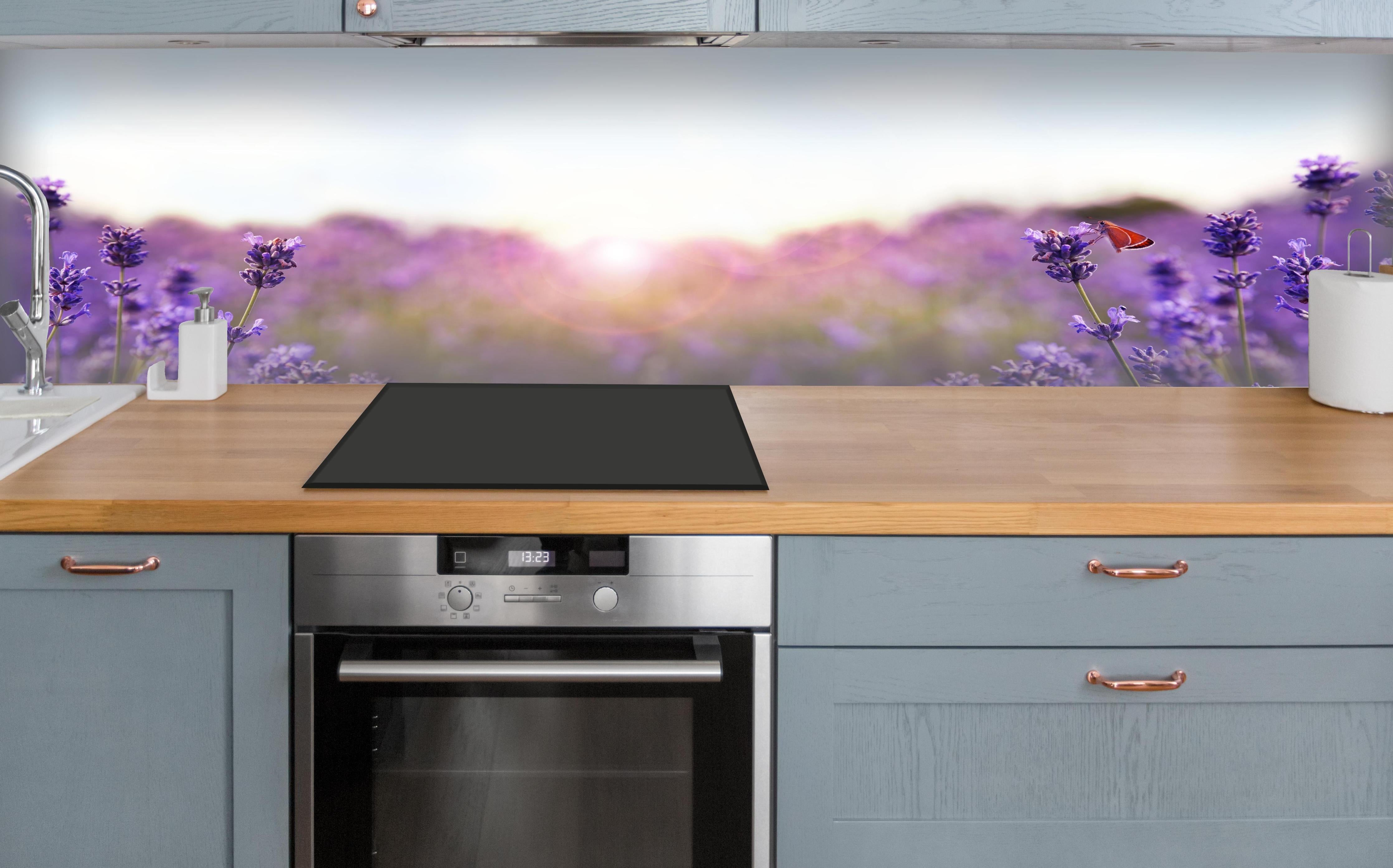 Küche - Lila Lavendelfeld im Morgenlicht über polierter Holzarbeitsplatte mit Cerankochfeld