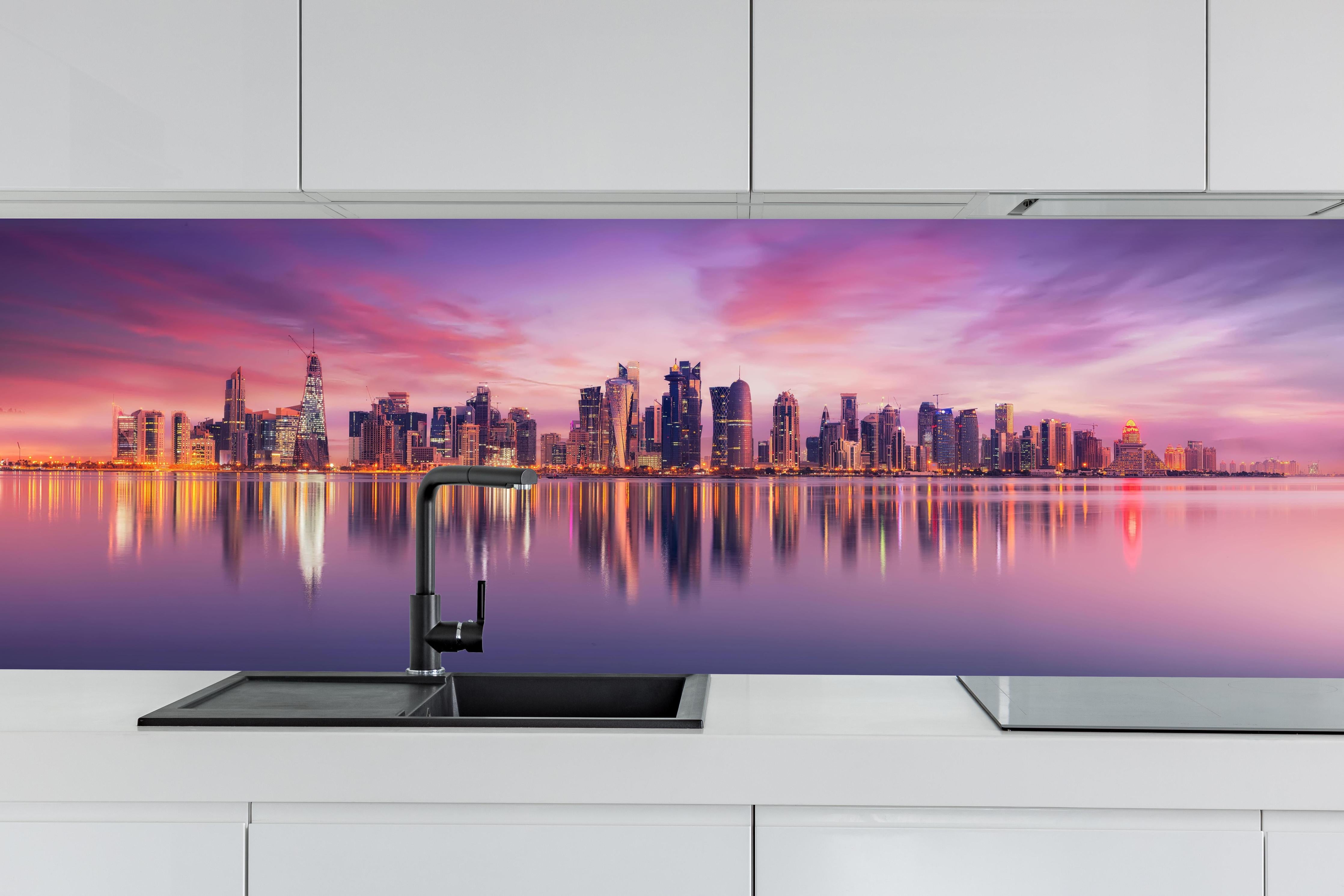 Küche - Lila-Pink Skyline Panorama hinter weißen Hochglanz-Küchenregalen und schwarzem Wasserhahn
