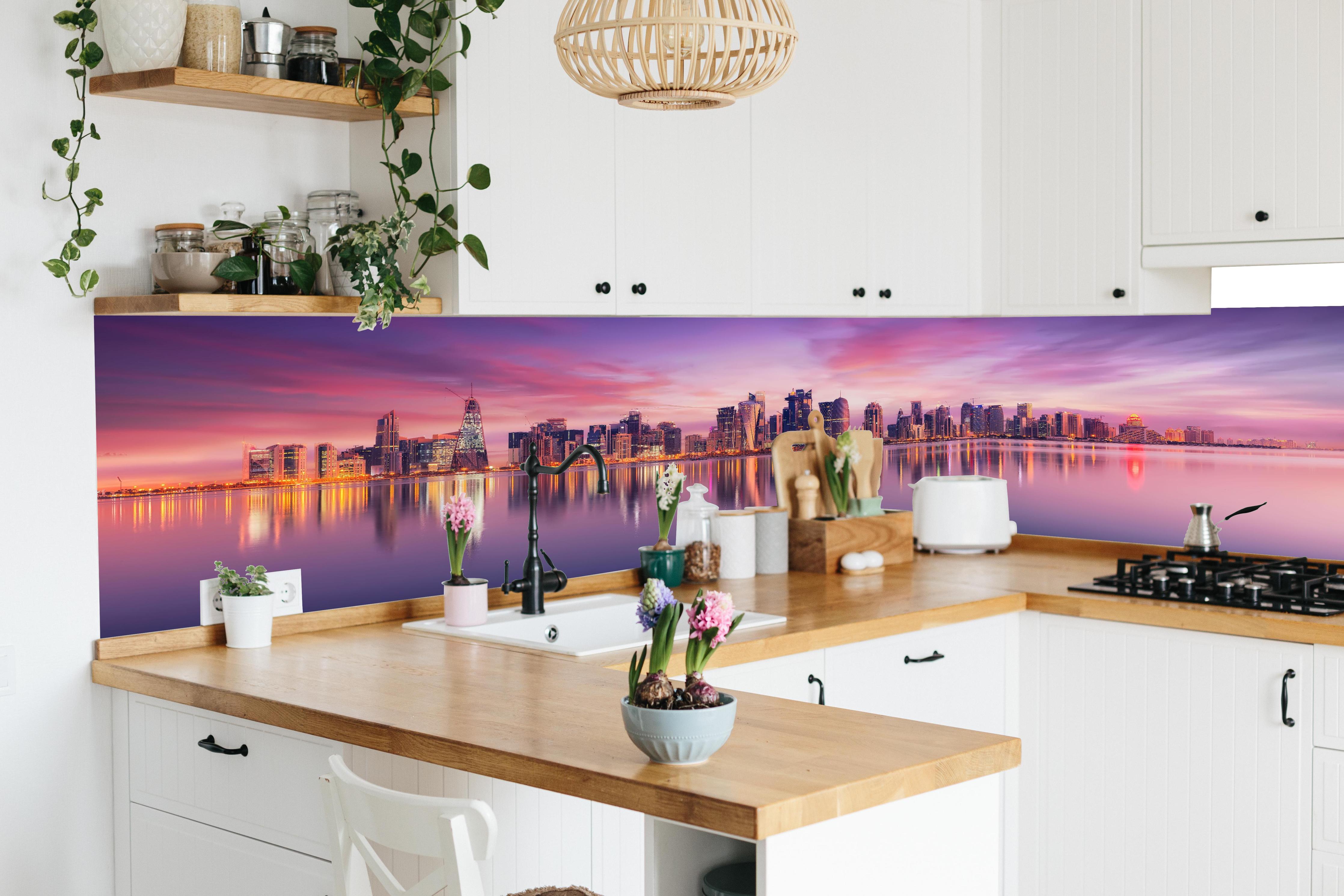 Küche - Lila-Pink Skyline Panorama in lebendiger Küche mit bunten Blumen