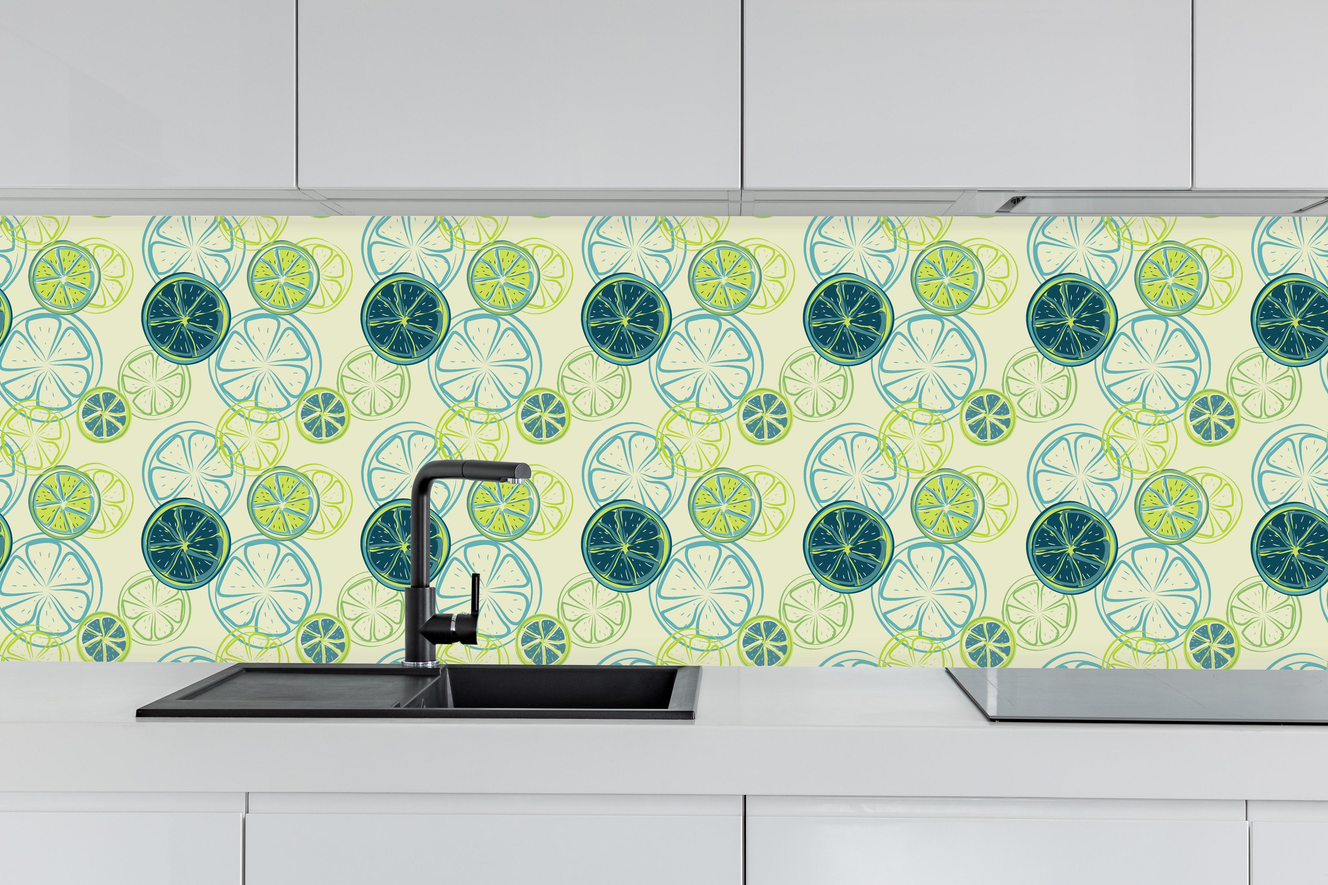 Küche - Lime Citrus Grün Muster hinter weißen Hochglanz-Küchenregalen und schwarzem Wasserhahn
