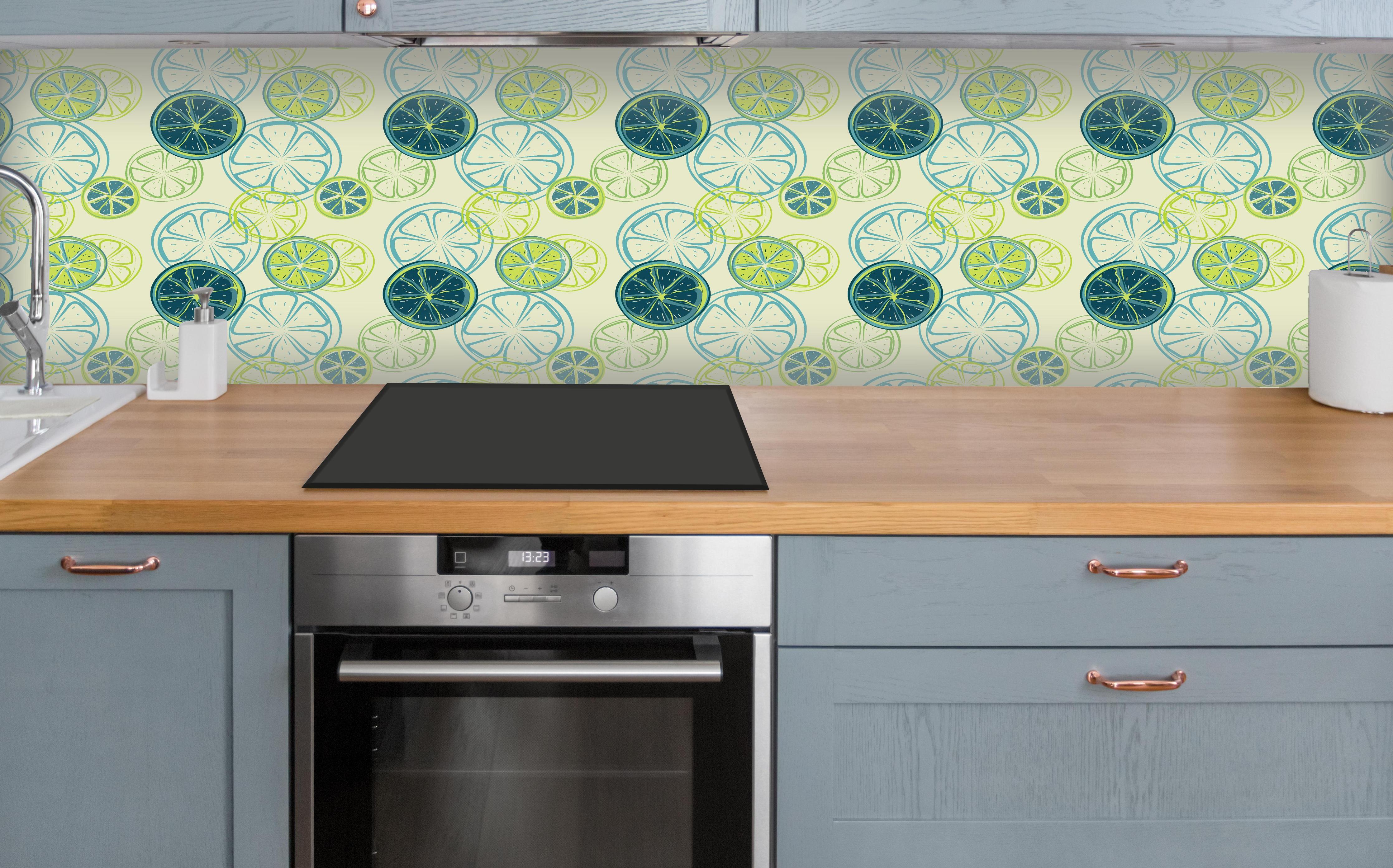 Küche - Lime Citrus Grün Muster über polierter Holzarbeitsplatte mit Cerankochfeld