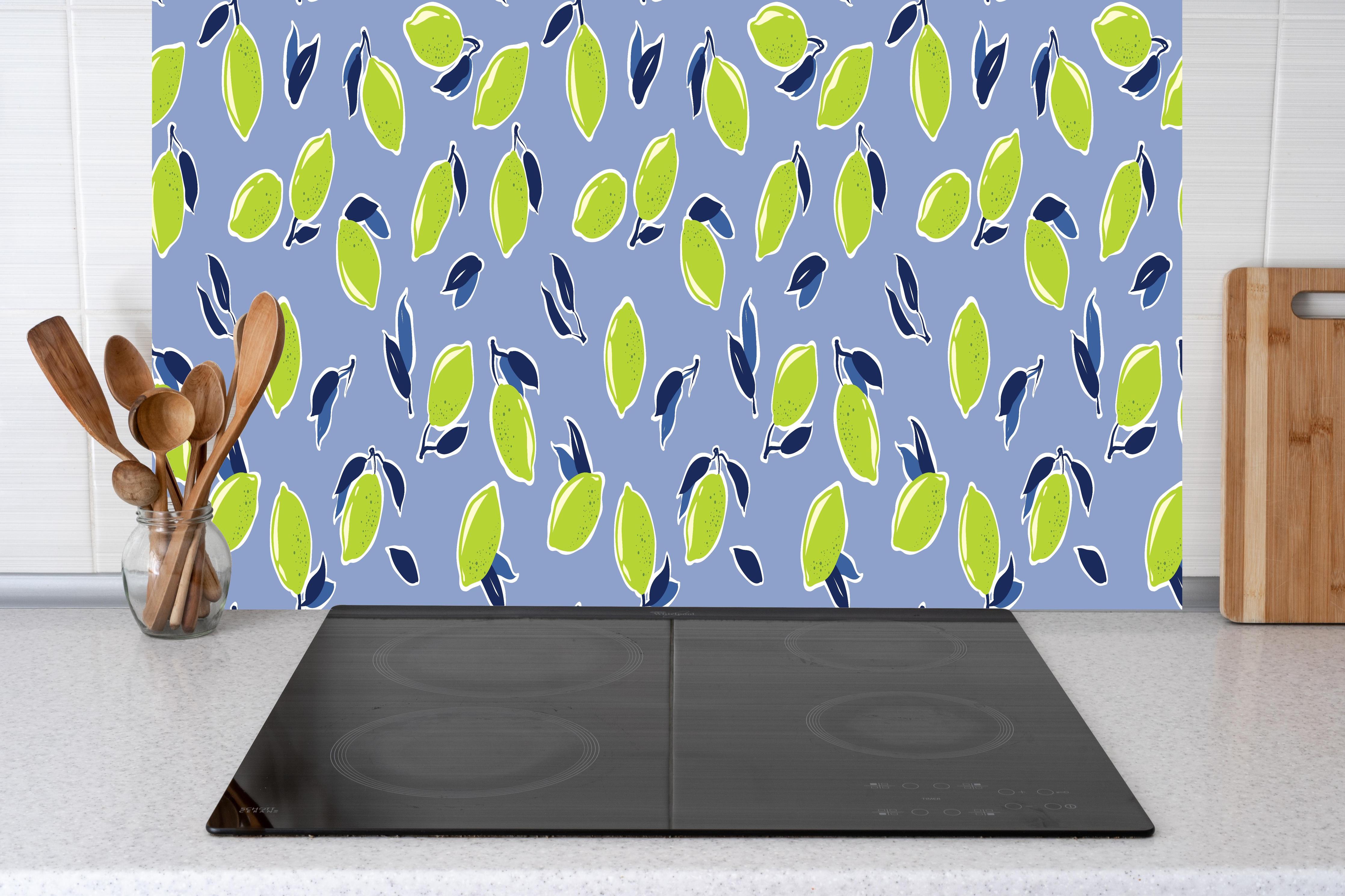 Küche - Lime Drops Zitrus-Muster hinter Cerankochfeld und Holz-Kochutensilien