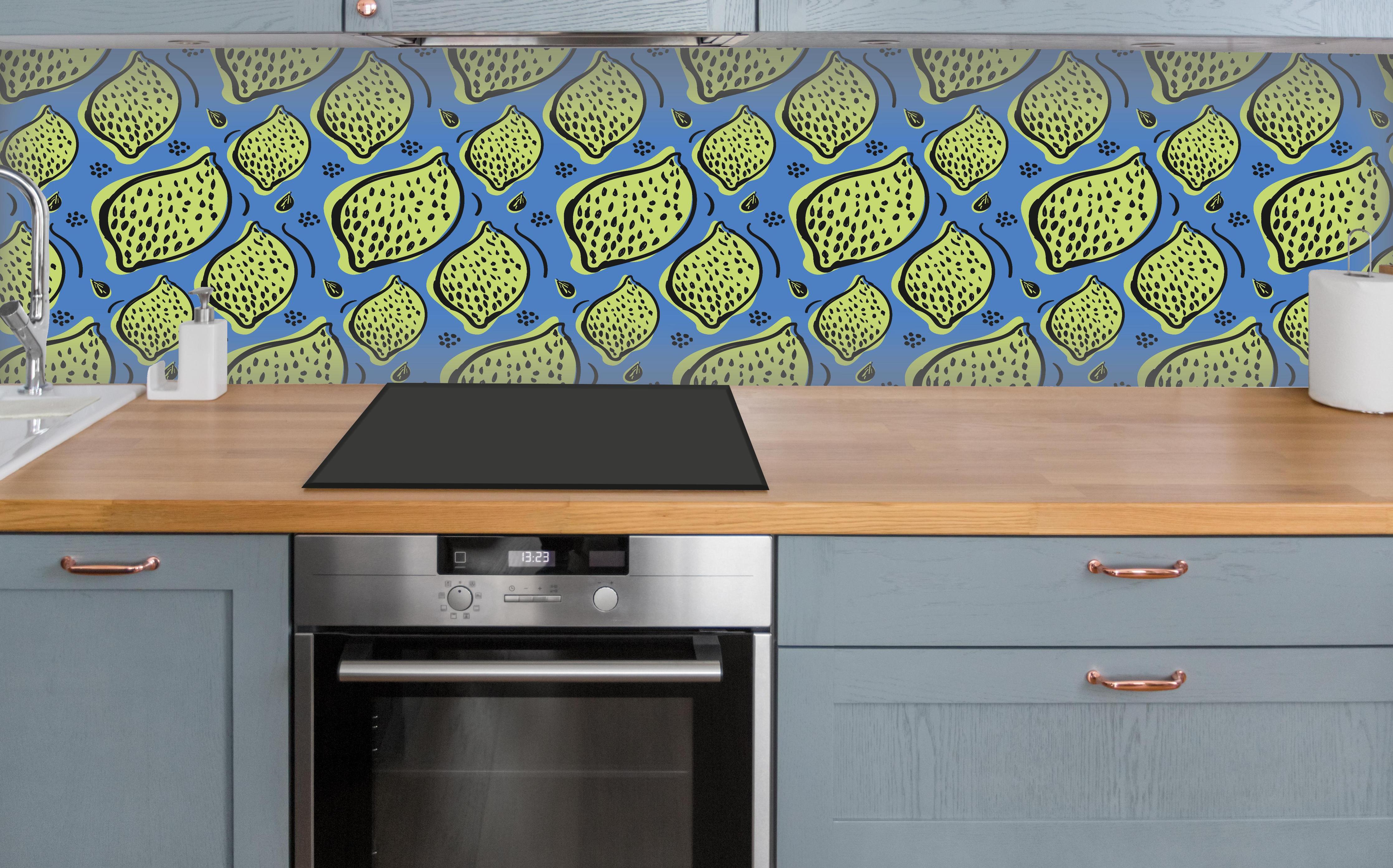Küche - Limetten-Muster Blau-Grün über polierter Holzarbeitsplatte mit Cerankochfeld