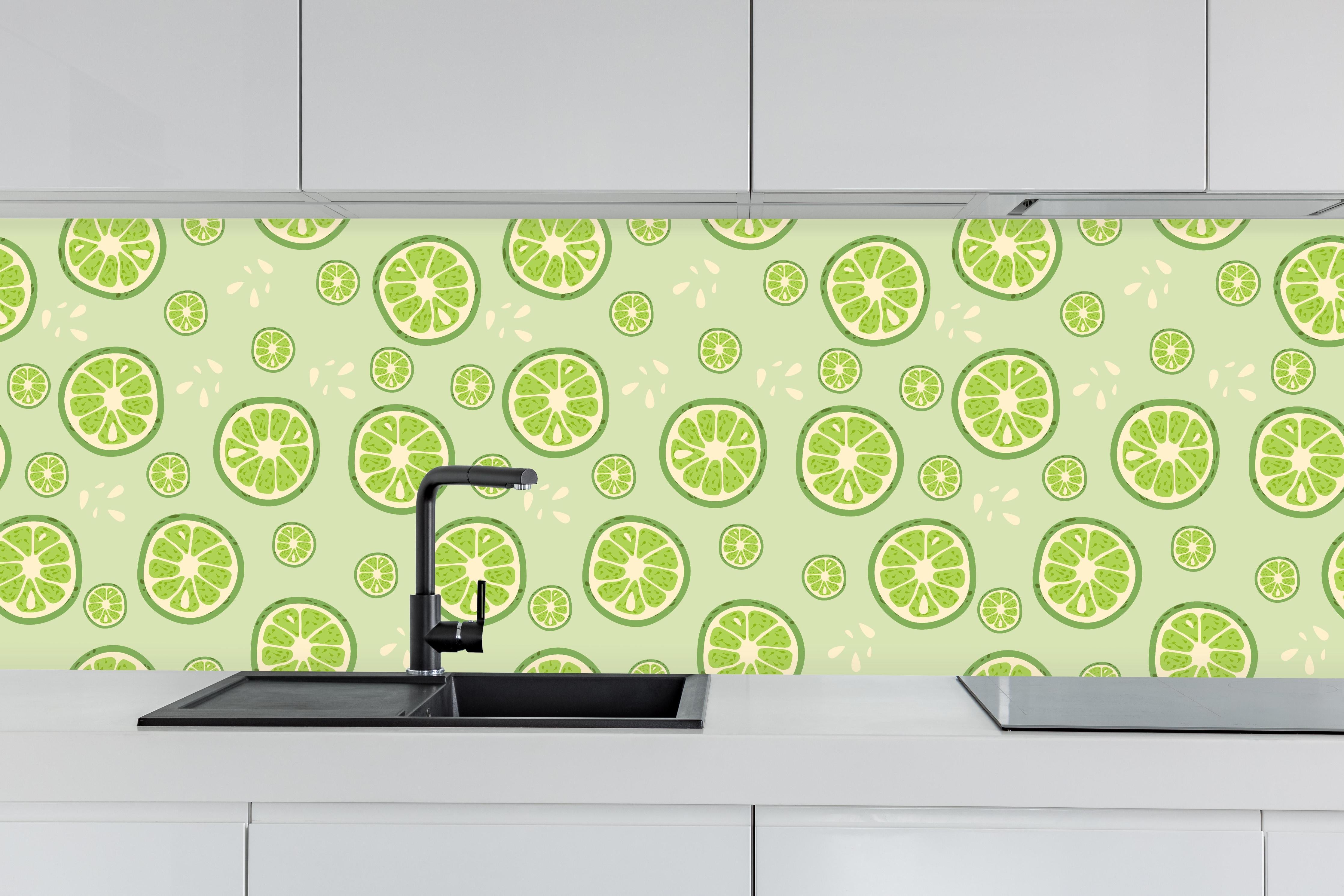 Küche - Limetten-Muster Frisches Grün hinter weißen Hochglanz-Küchenregalen und schwarzem Wasserhahn