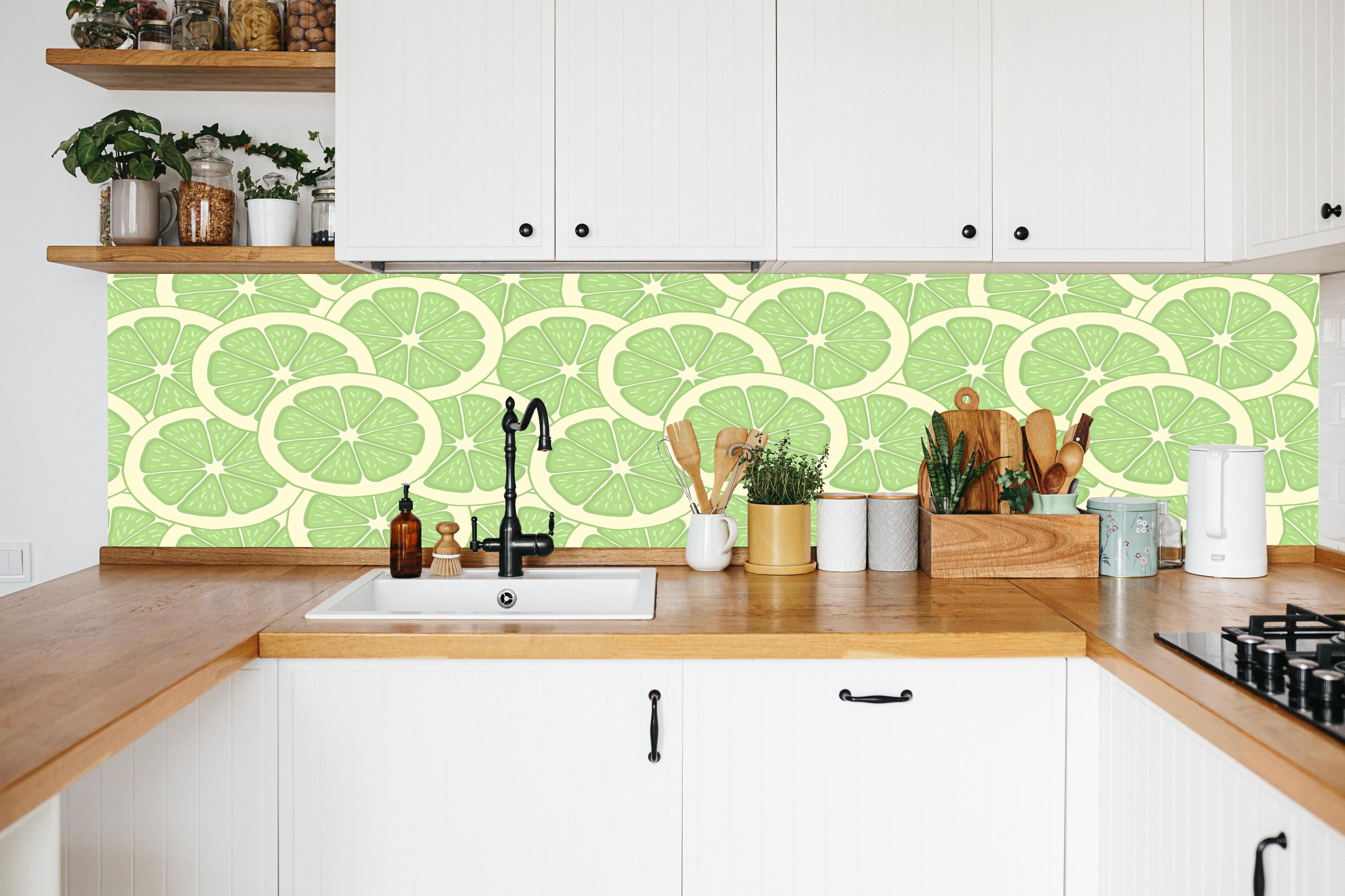 Küche - Limetten-Muster Grün in weißer Küche hinter Gewürzen und Kochlöffeln aus Holz