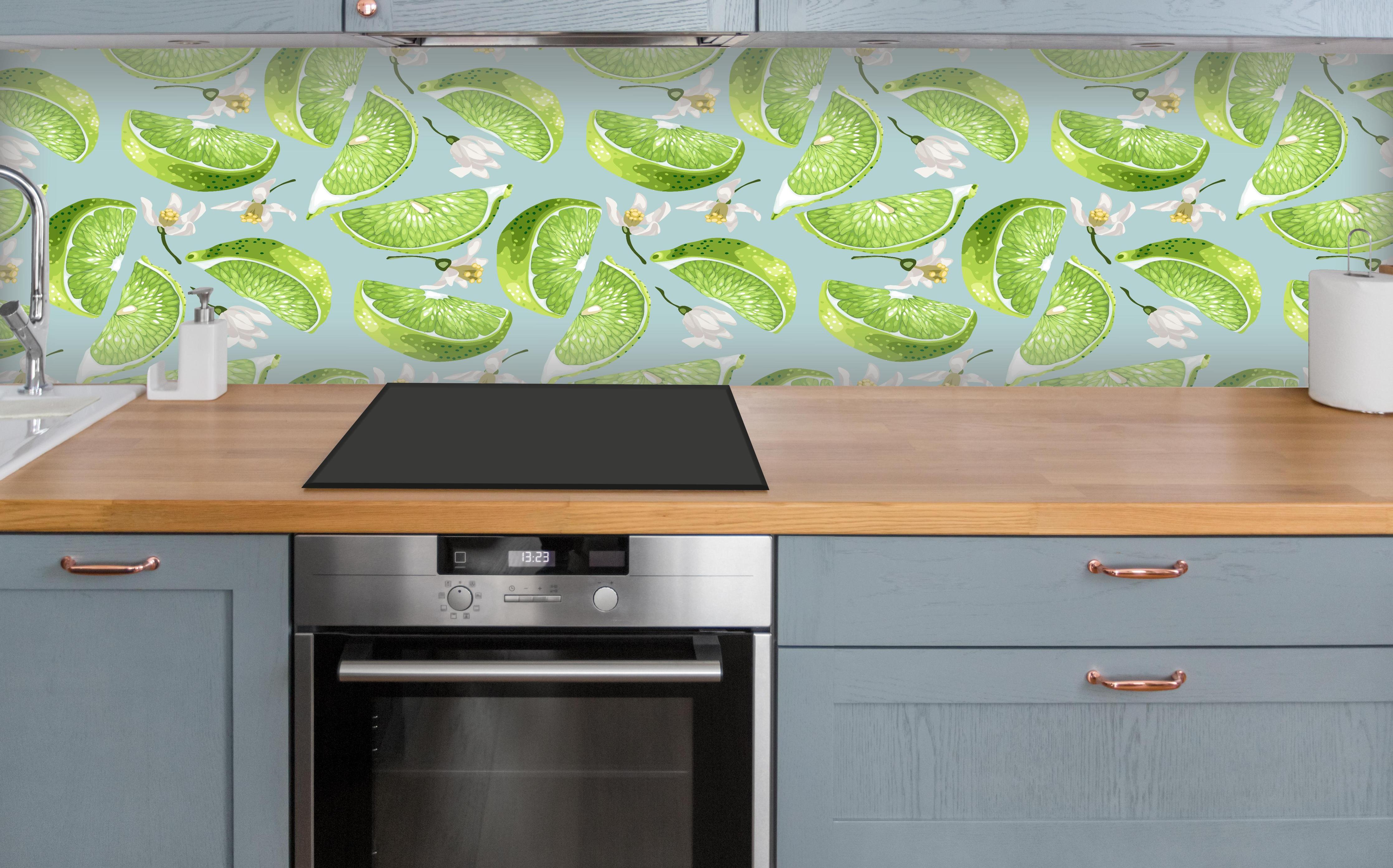 Küche - Limetten-Muster Grün-Türkis über polierter Holzarbeitsplatte mit Cerankochfeld
