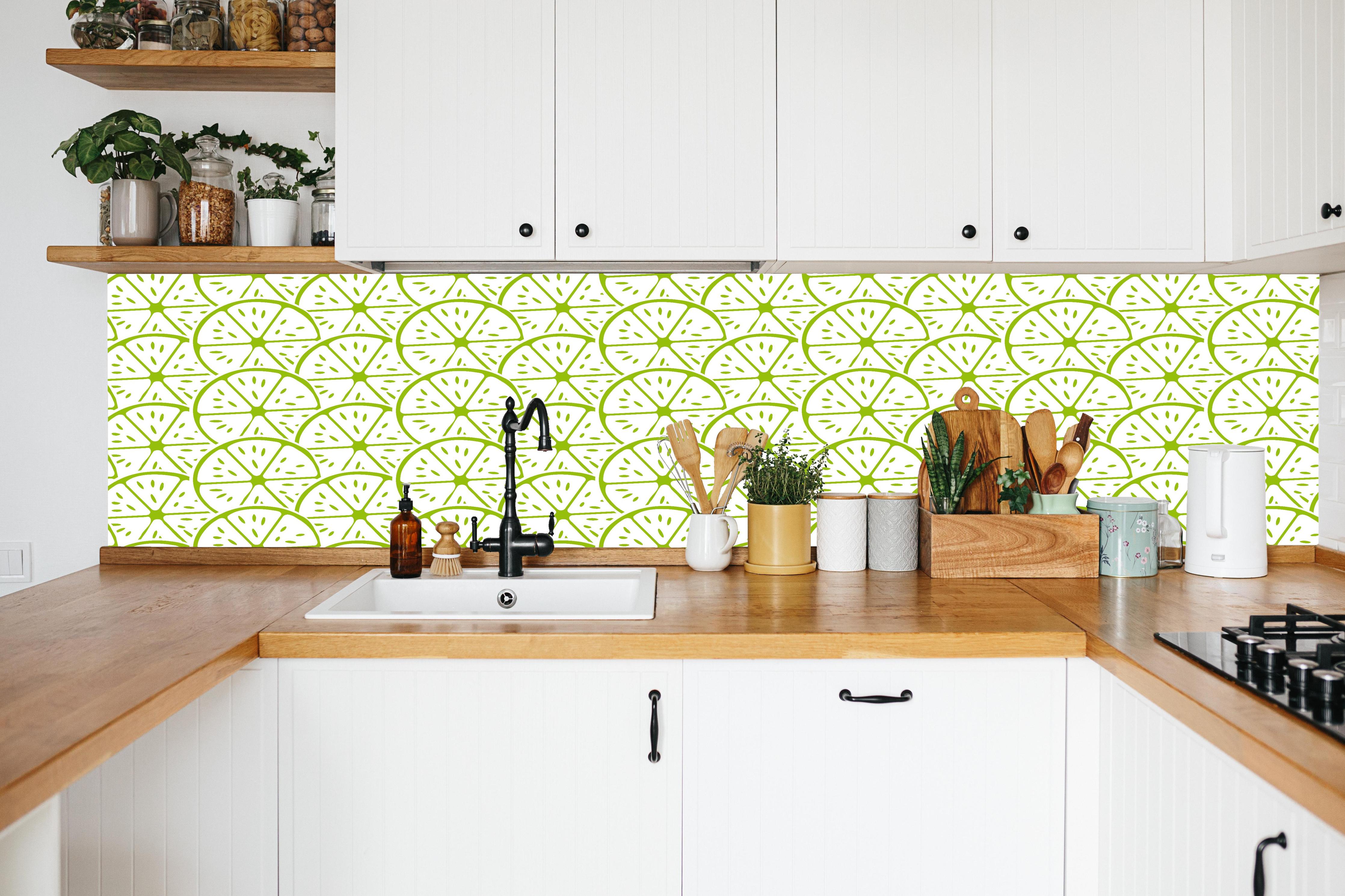 Küche - Limetten-Muster Lime Fizz in weißer Küche hinter Gewürzen und Kochlöffeln aus Holz