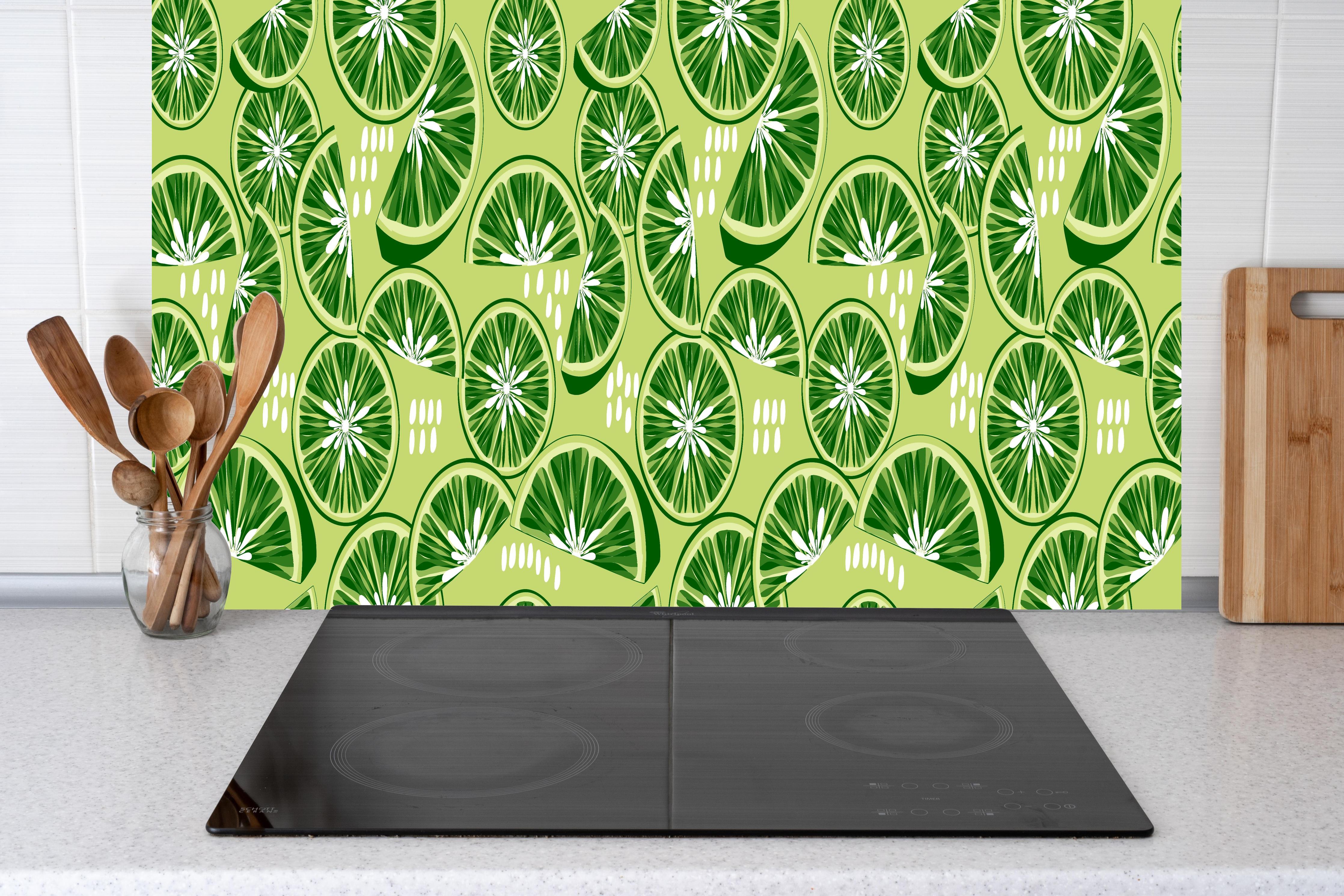 Küche - Limetten-Muster Tropisch Grün hinter Cerankochfeld und Holz-Kochutensilien
