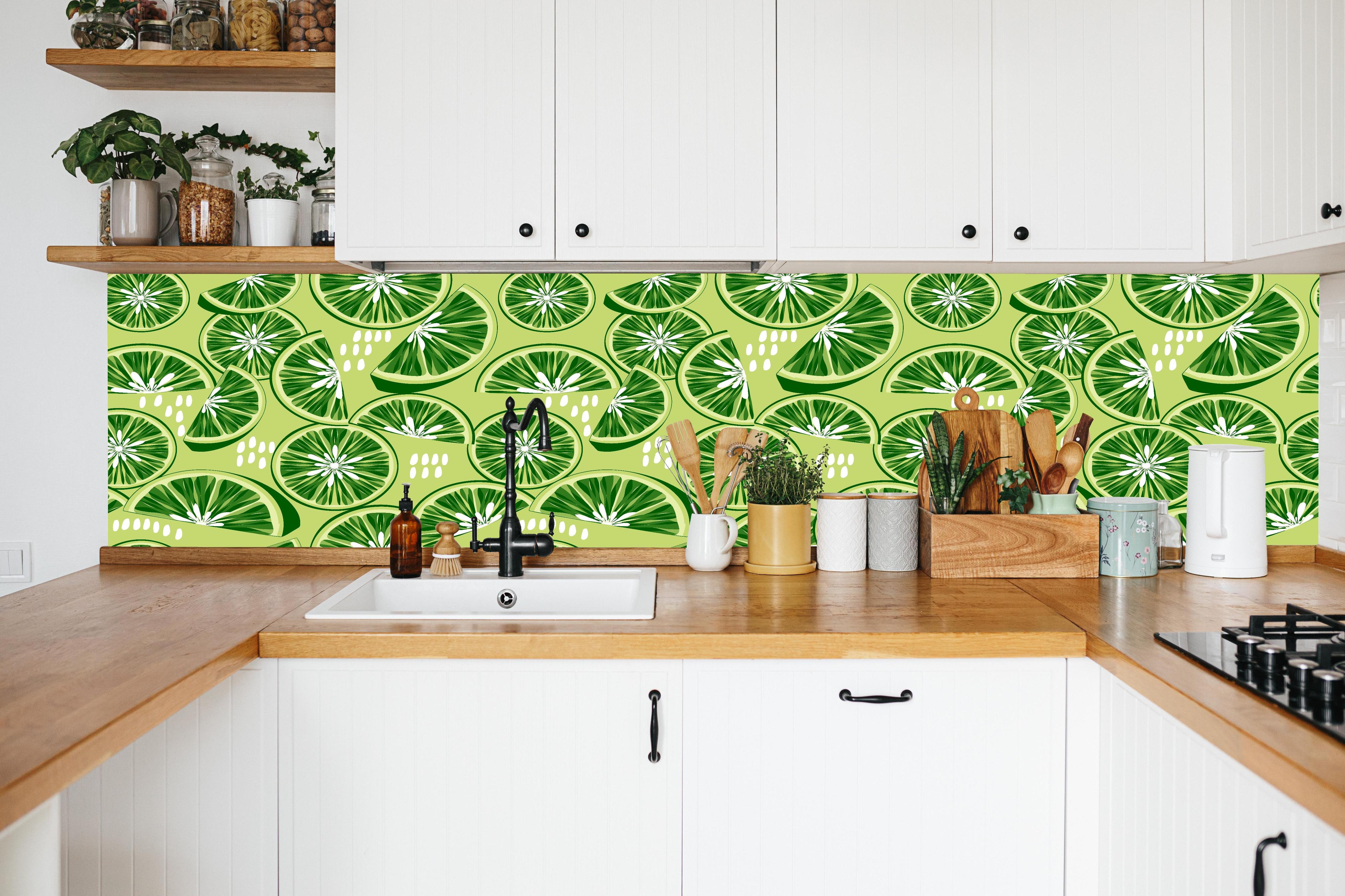 Küche - Limetten-Muster Tropisch Grün in weißer Küche hinter Gewürzen und Kochlöffeln aus Holz
