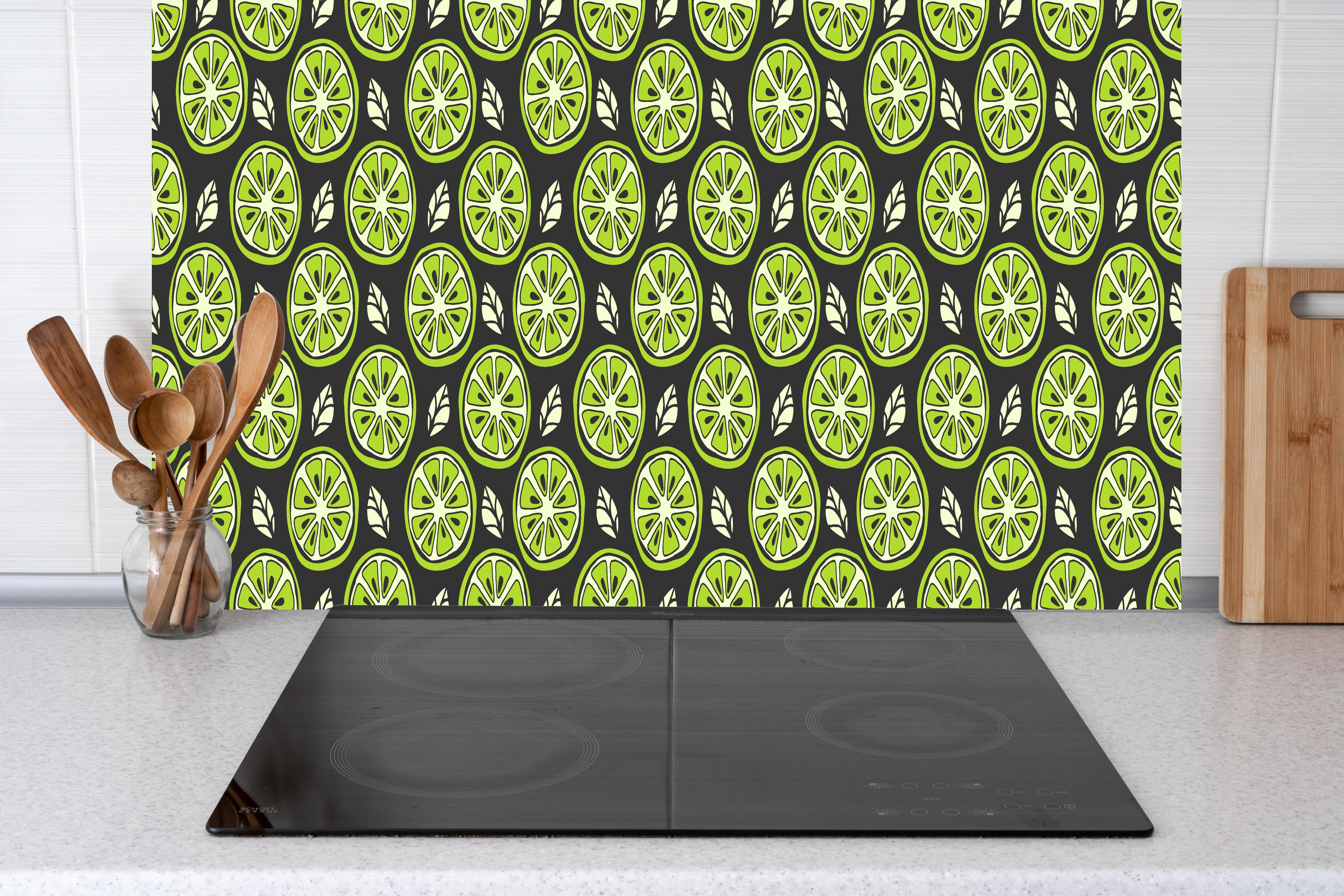 Küche - Limetten-Scheiben Citrus-Muster Grün hinter Cerankochfeld und Holz-Kochutensilien