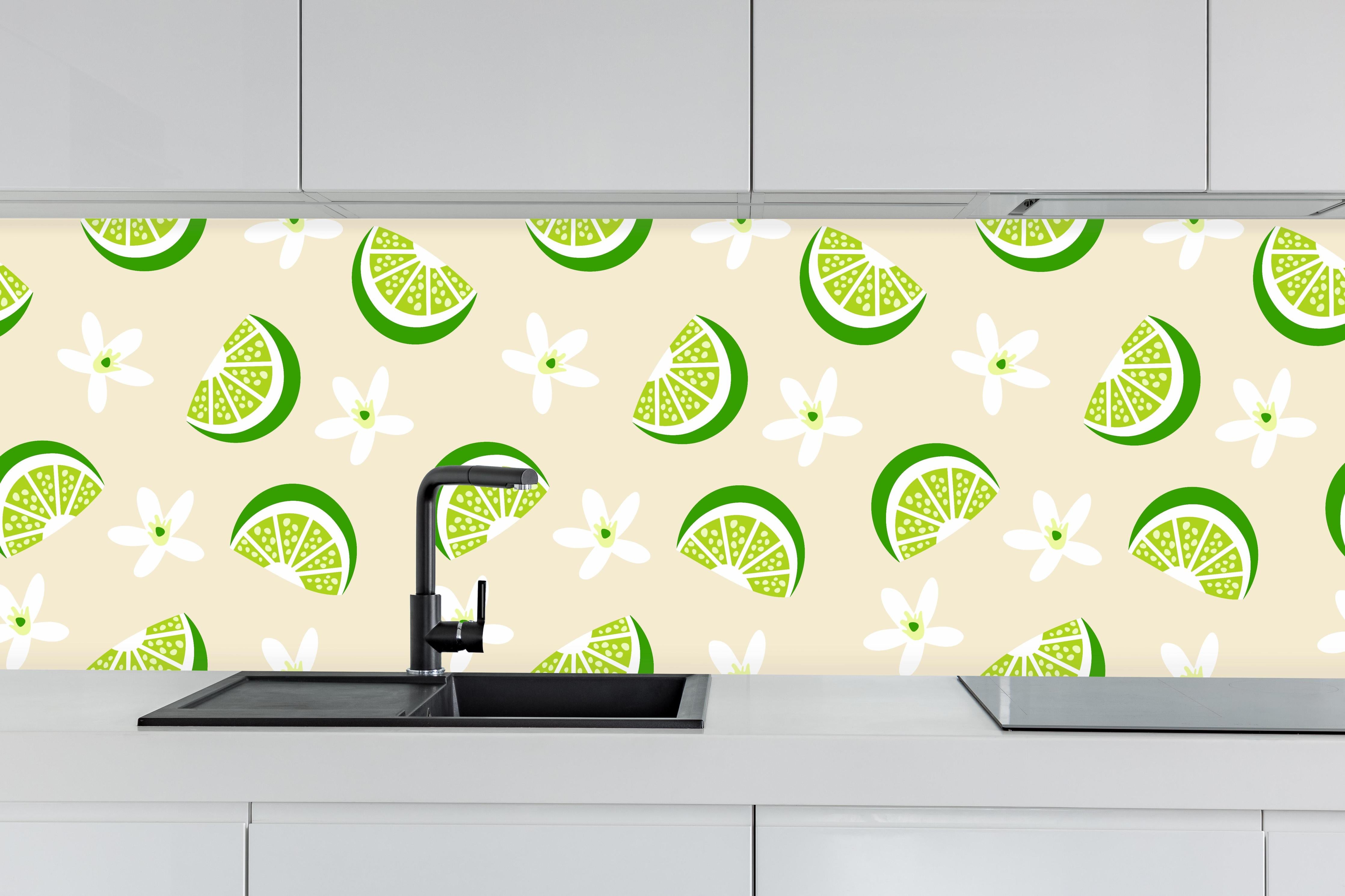 Küche - Limetten-Scheiben Muster Beige-Grün hinter weißen Hochglanz-Küchenregalen und schwarzem Wasserhahn