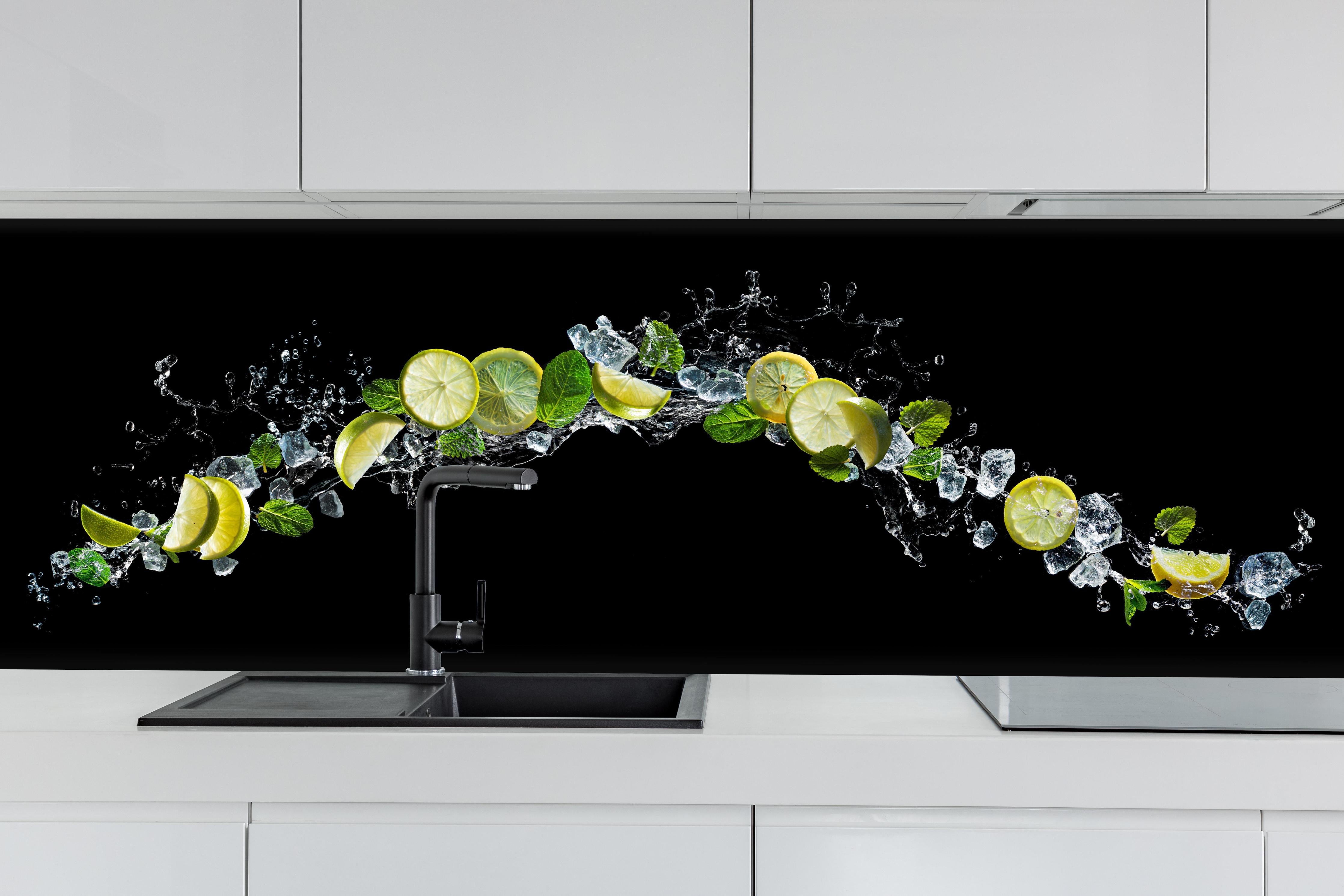 Küche - Limetten-Zitronen Schwarz-Grün hinter weißen Hochglanz-Küchenregalen und schwarzem Wasserhahn