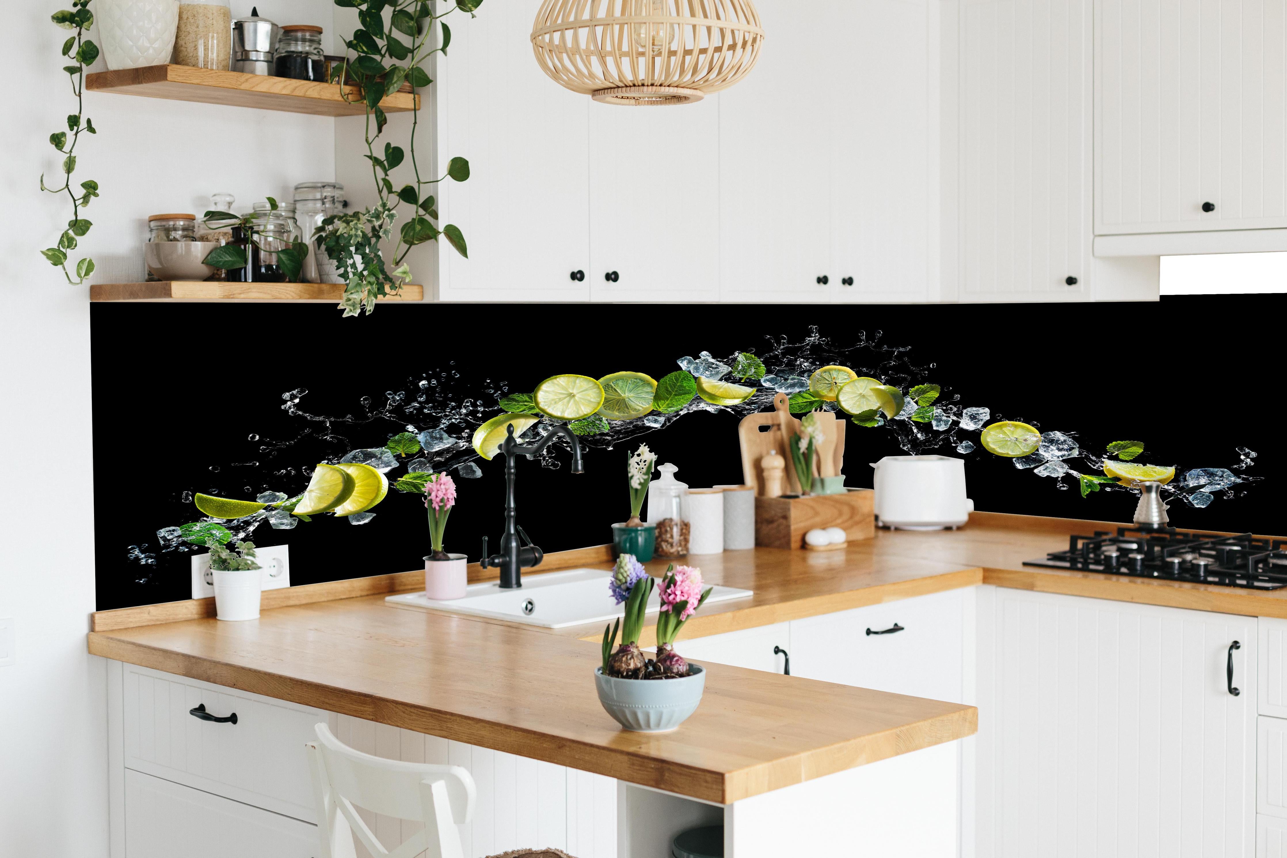 Küche - Limetten-Zitronen Schwarz-Grün in lebendiger Küche mit bunten Blumen