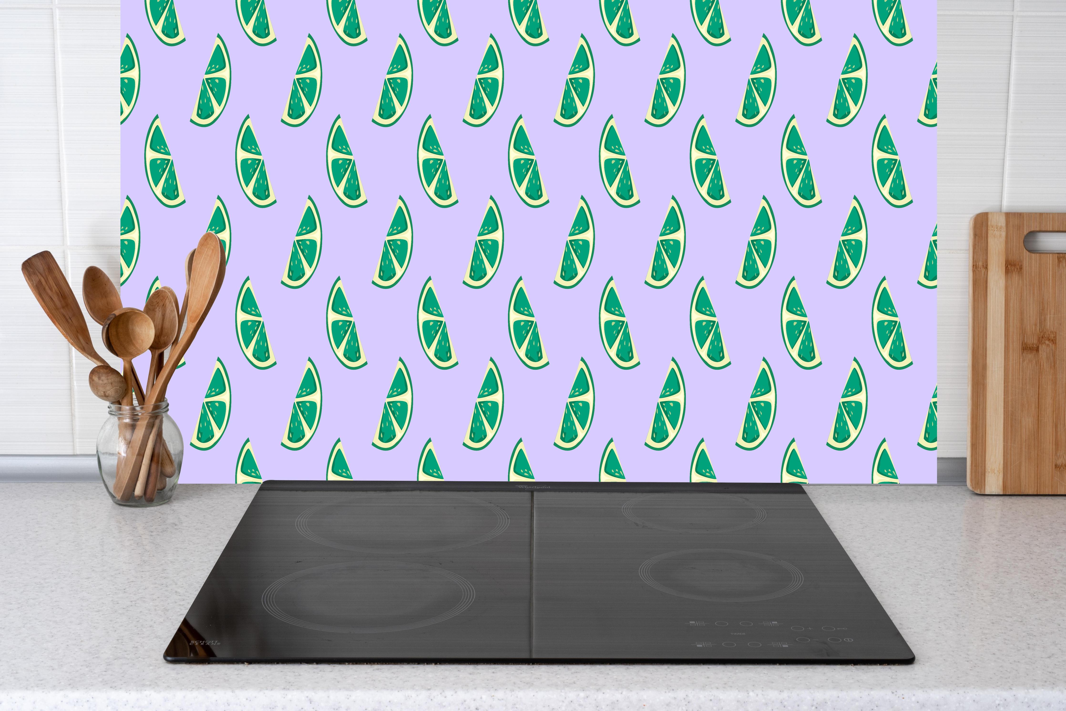 Küche - Limettenmuster Lime Breeze hinter Cerankochfeld und Holz-Kochutensilien