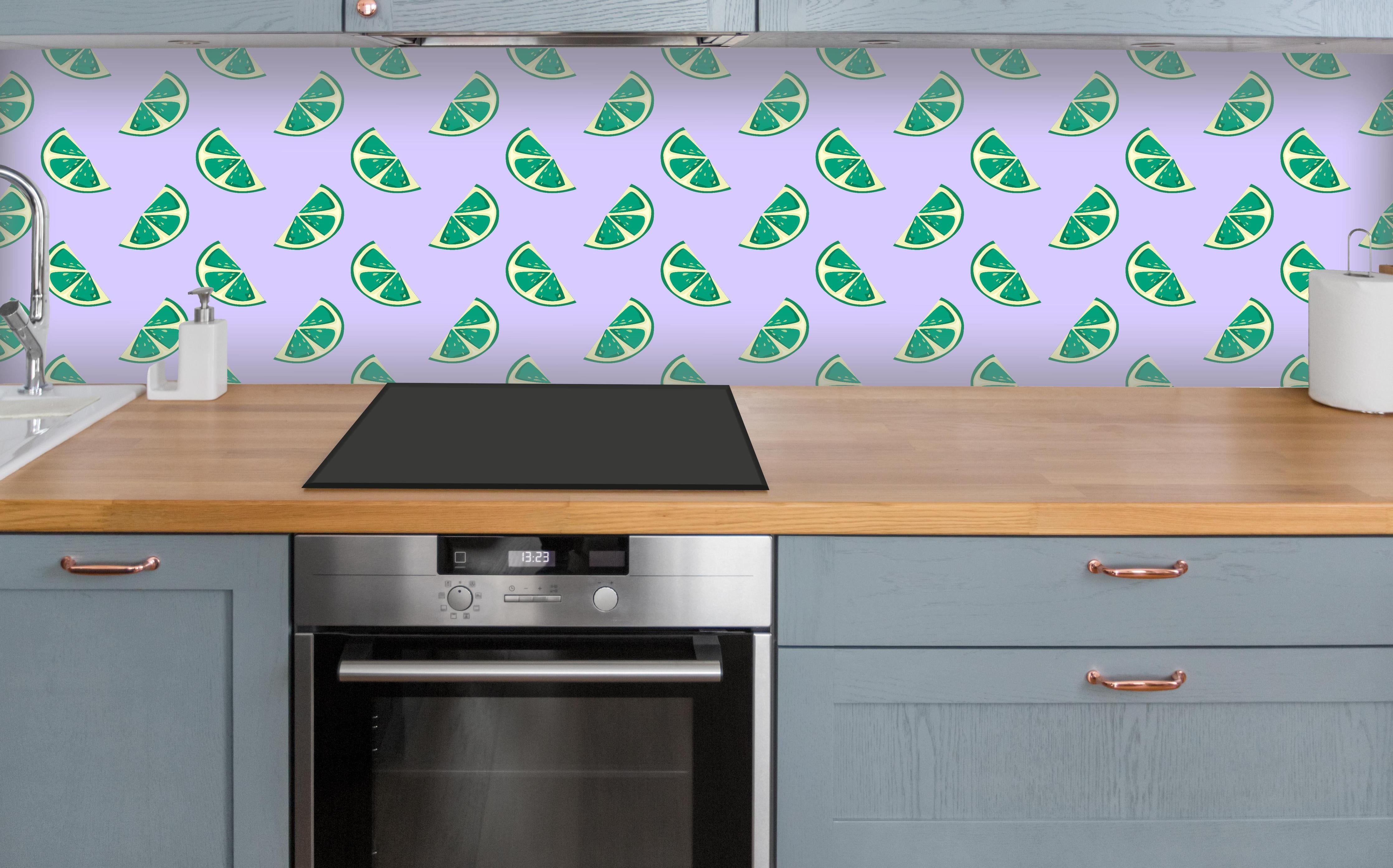 Küche - Limettenmuster Lime Breeze über polierter Holzarbeitsplatte mit Cerankochfeld