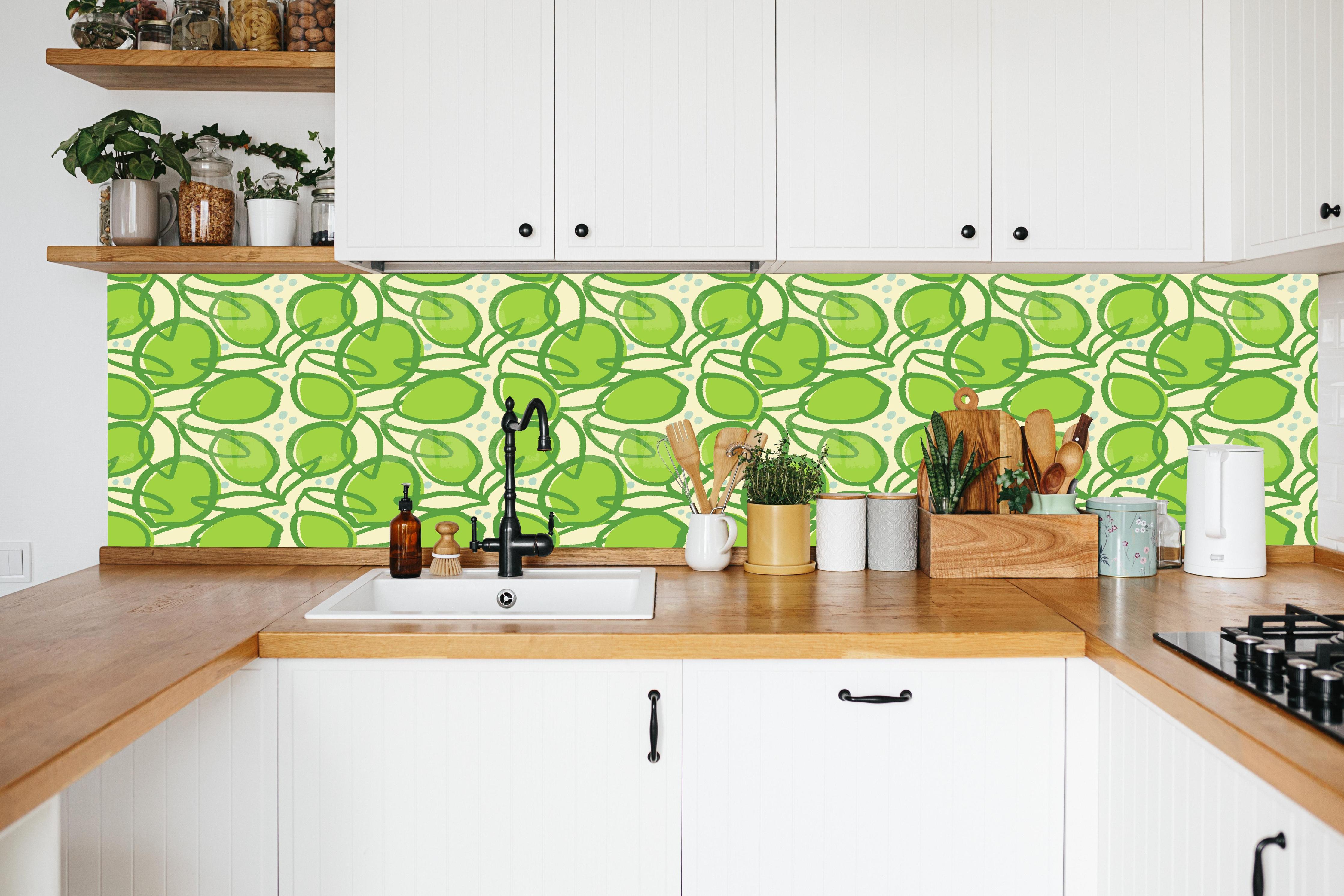 Küche - Limettenmuster Neon-Grün in weißer Küche hinter Gewürzen und Kochlöffeln aus Holz