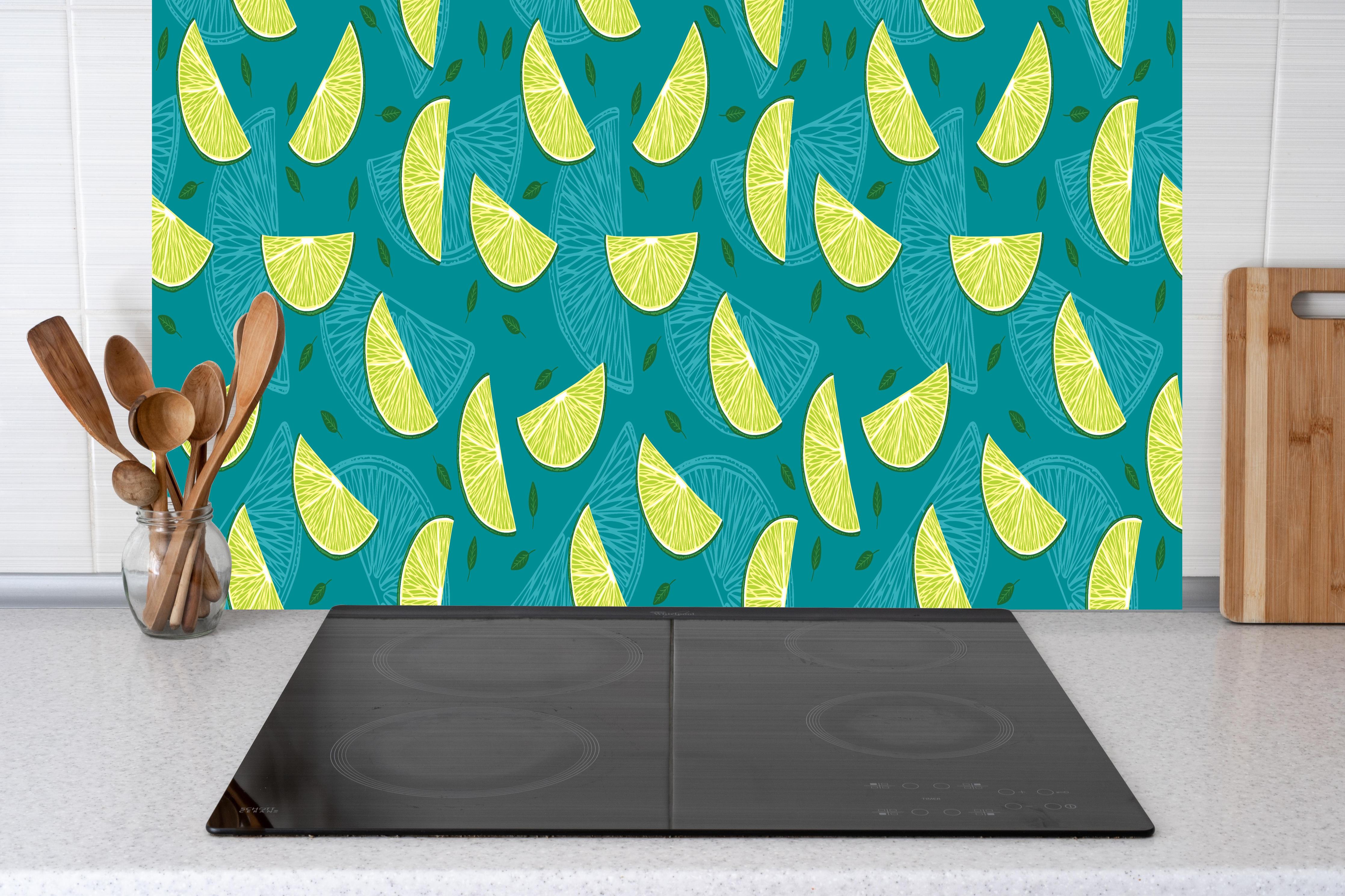 Küche - Limettenmuster Türkis-Grün hinter Cerankochfeld und Holz-Kochutensilien