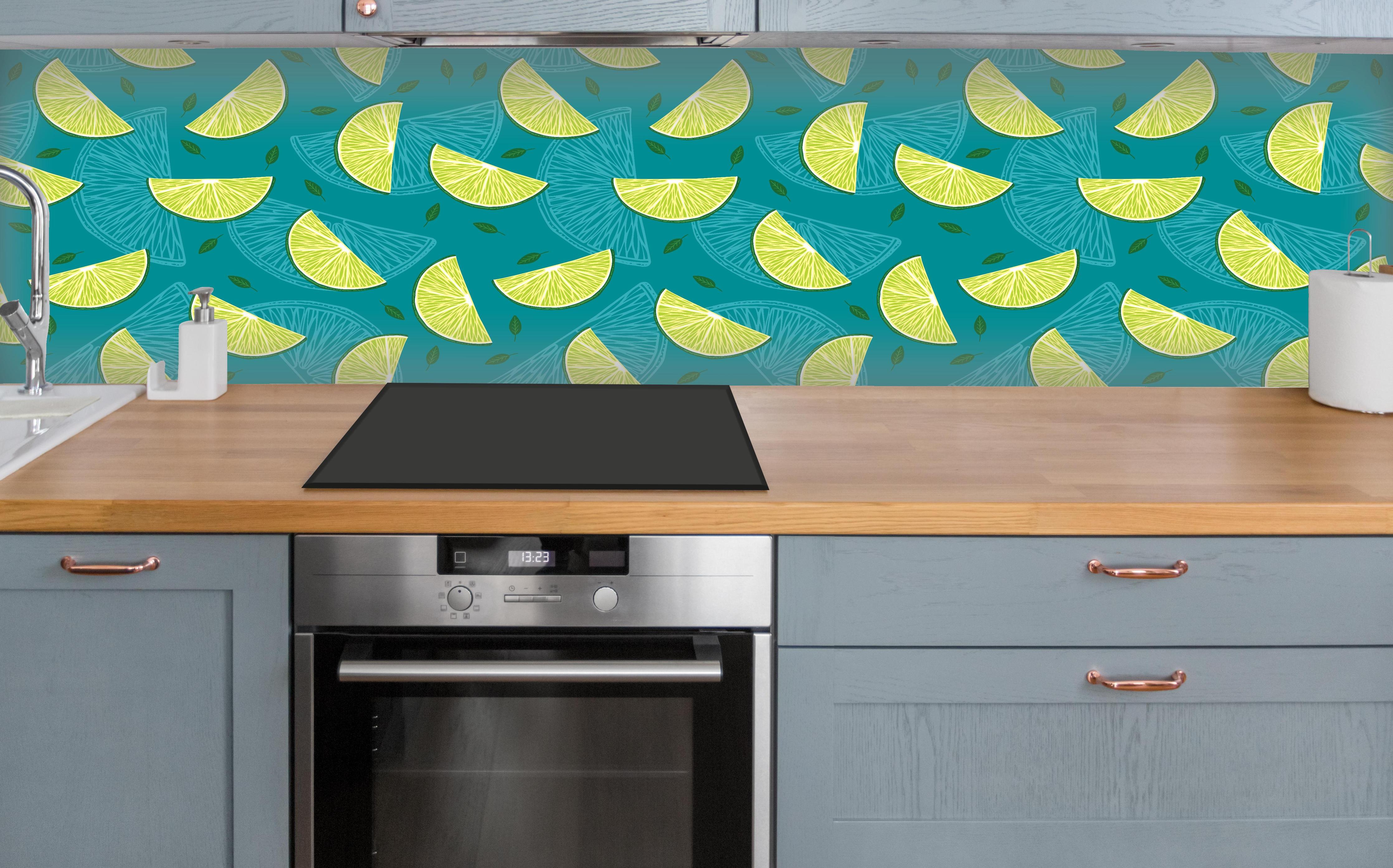 Küche - Limettenmuster Türkis-Grün über polierter Holzarbeitsplatte mit Cerankochfeld