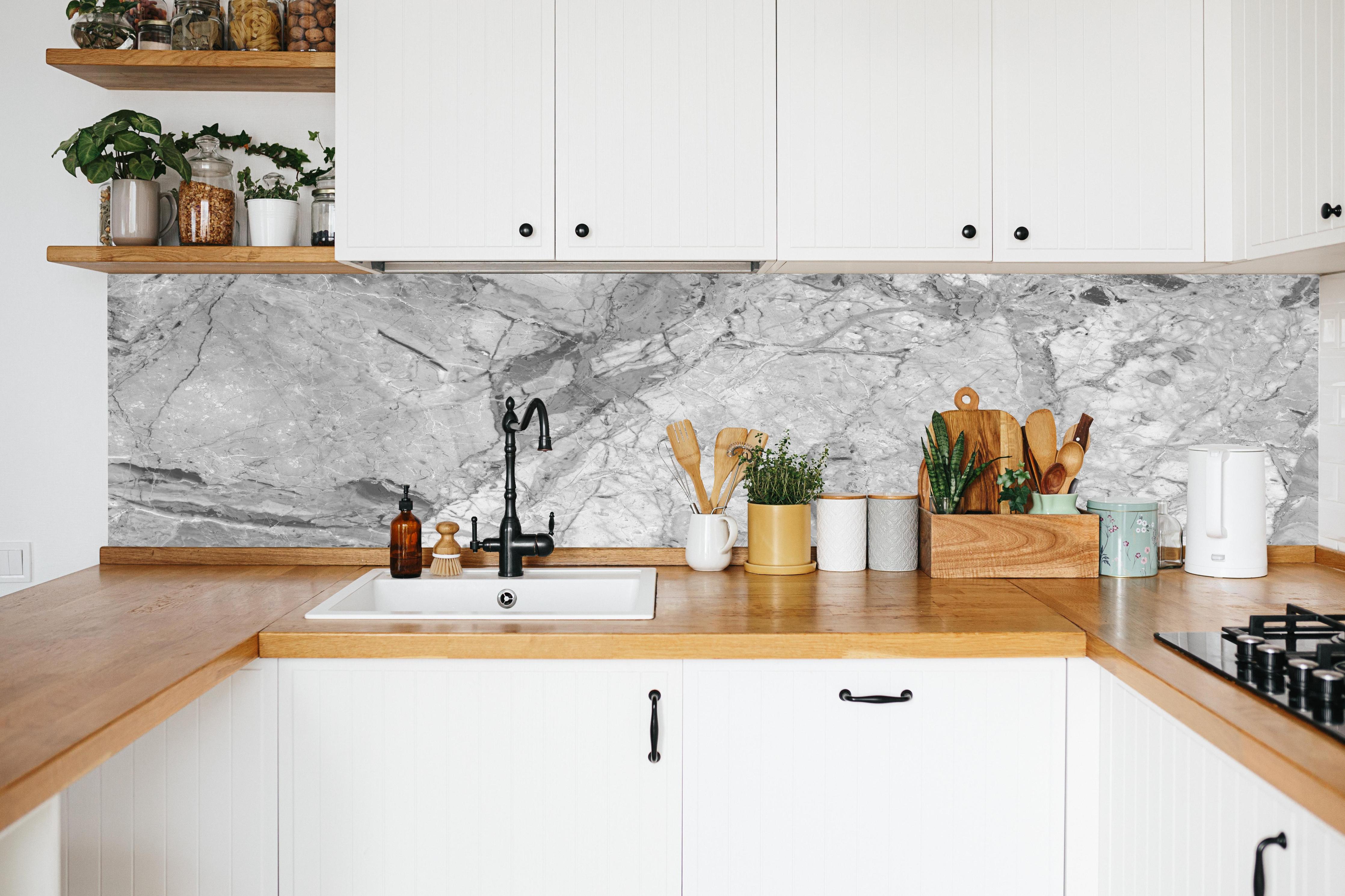 Küche - Luxuriöse Marmorstruktur in Weißgrau in weißer Küche hinter Gewürzen und Kochlöffeln aus Holz