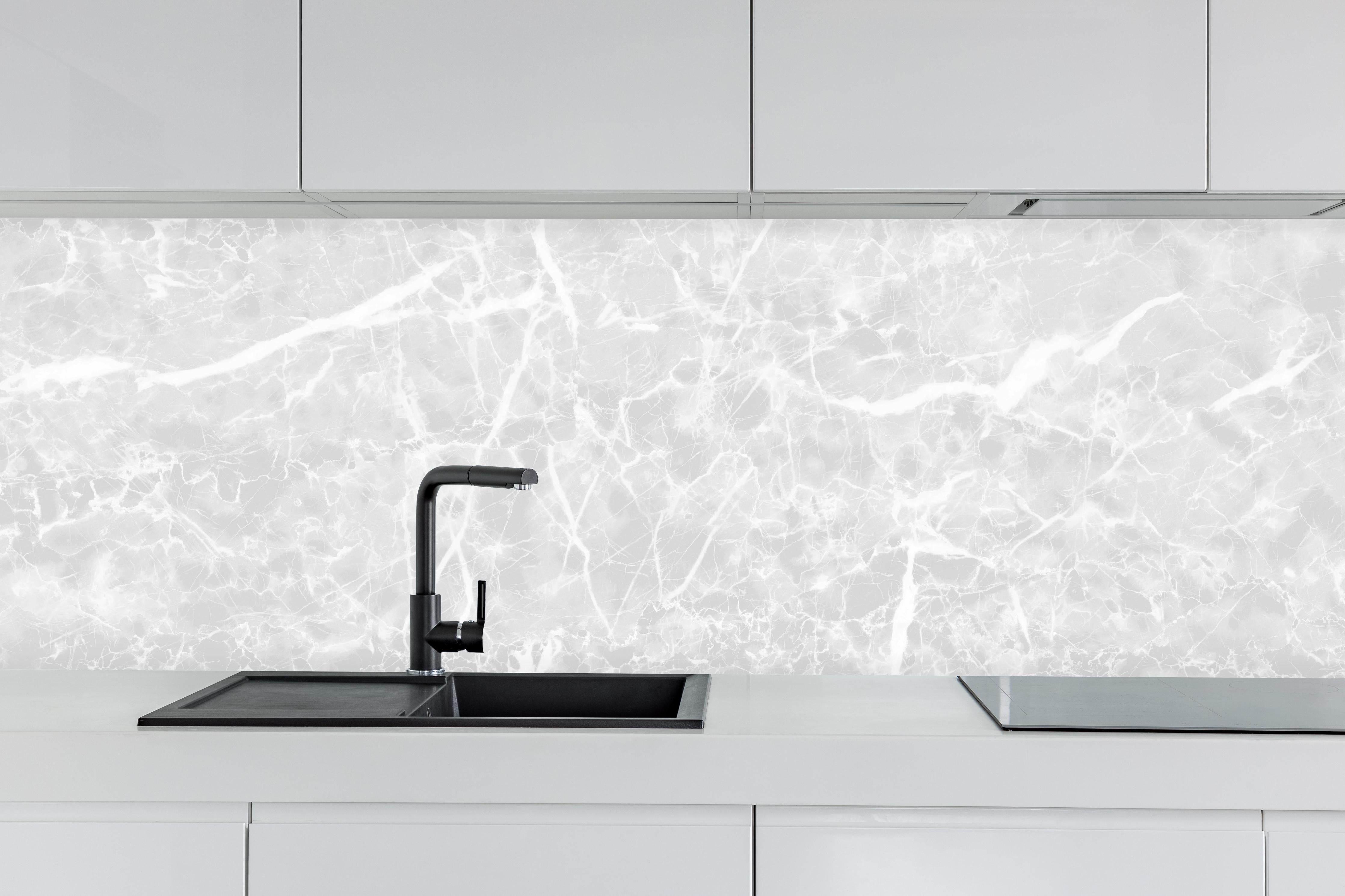 Küche - Luxus-Weiß-Grau-Marmor-Textur hinter weißen Hochglanz-Küchenregalen und schwarzem Wasserhahn