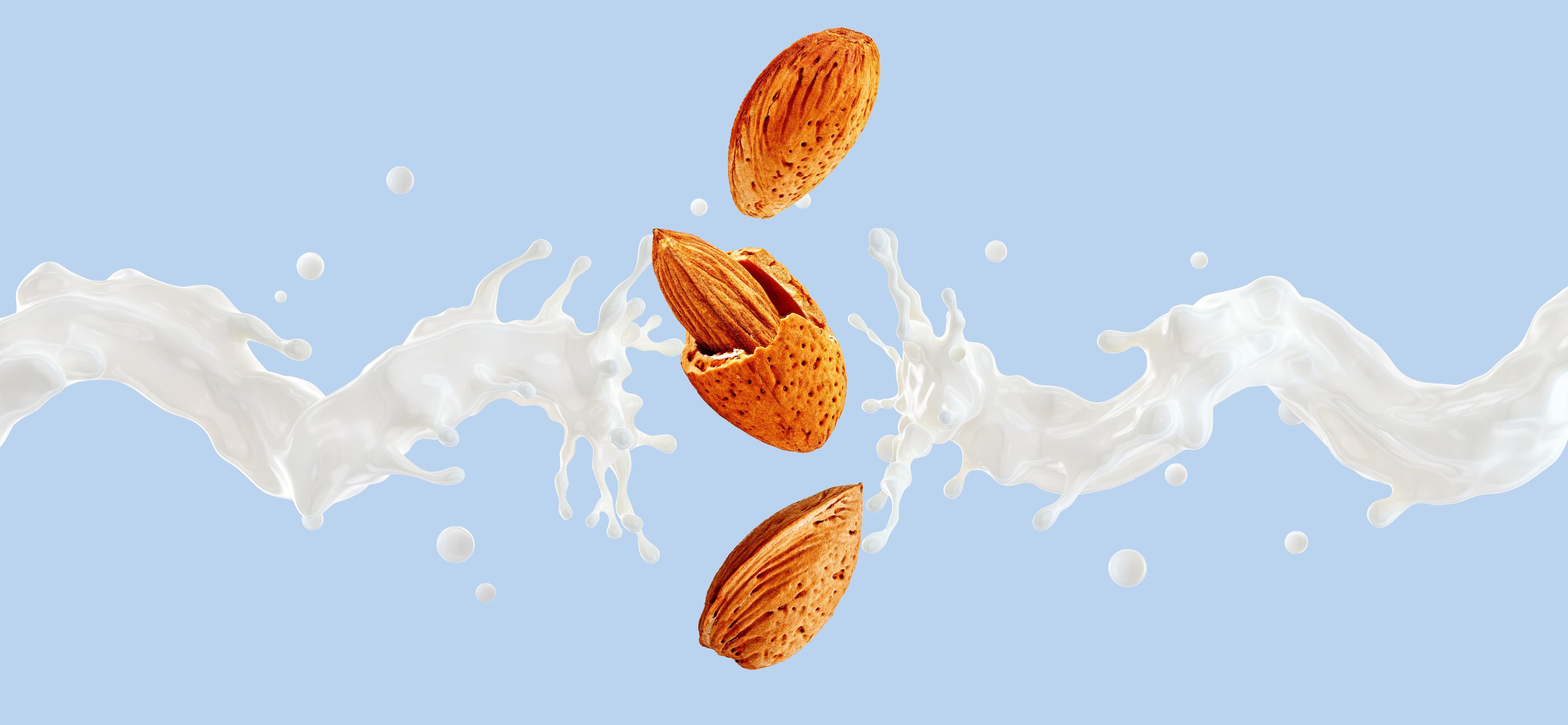 Küchenrückwand-Mandelmilch-Splash auf Blau