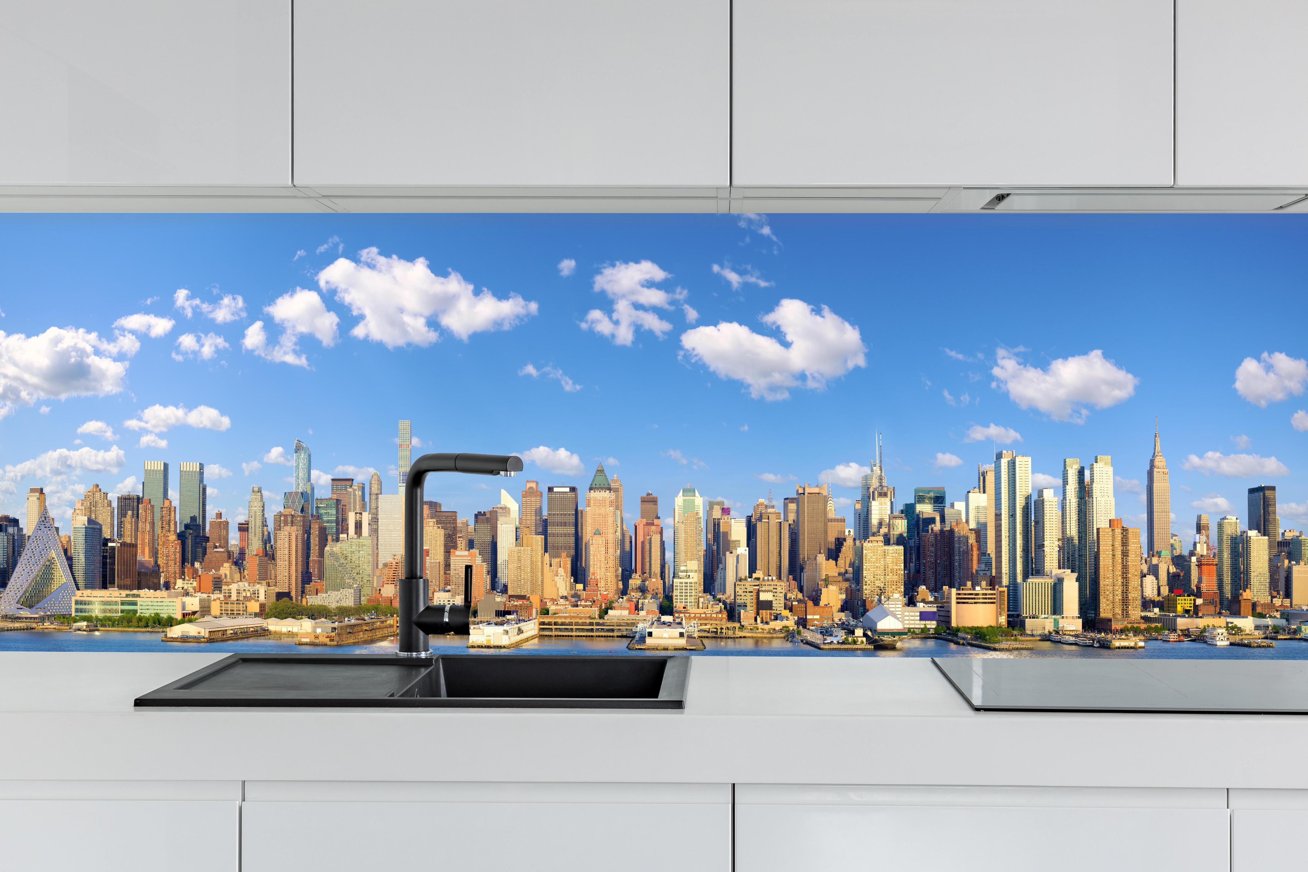 Küche - Manhattan Skyline Blau-Beige hinter weißen Hochglanz-Küchenregalen und schwarzem Wasserhahn