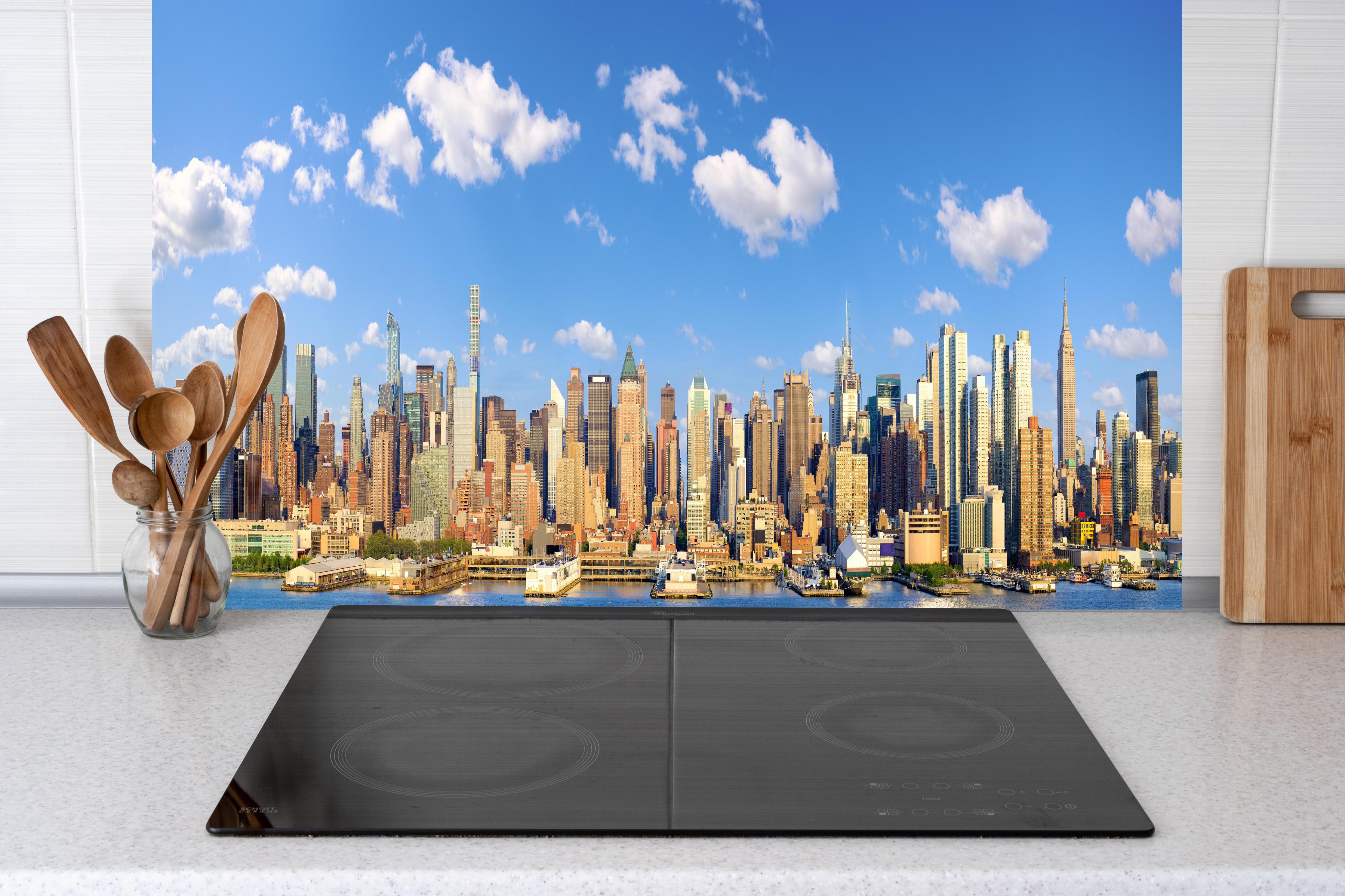 Küche - Manhattan Skyline Blau-Beige hinter Cerankochfeld und Holz-Kochutensilien