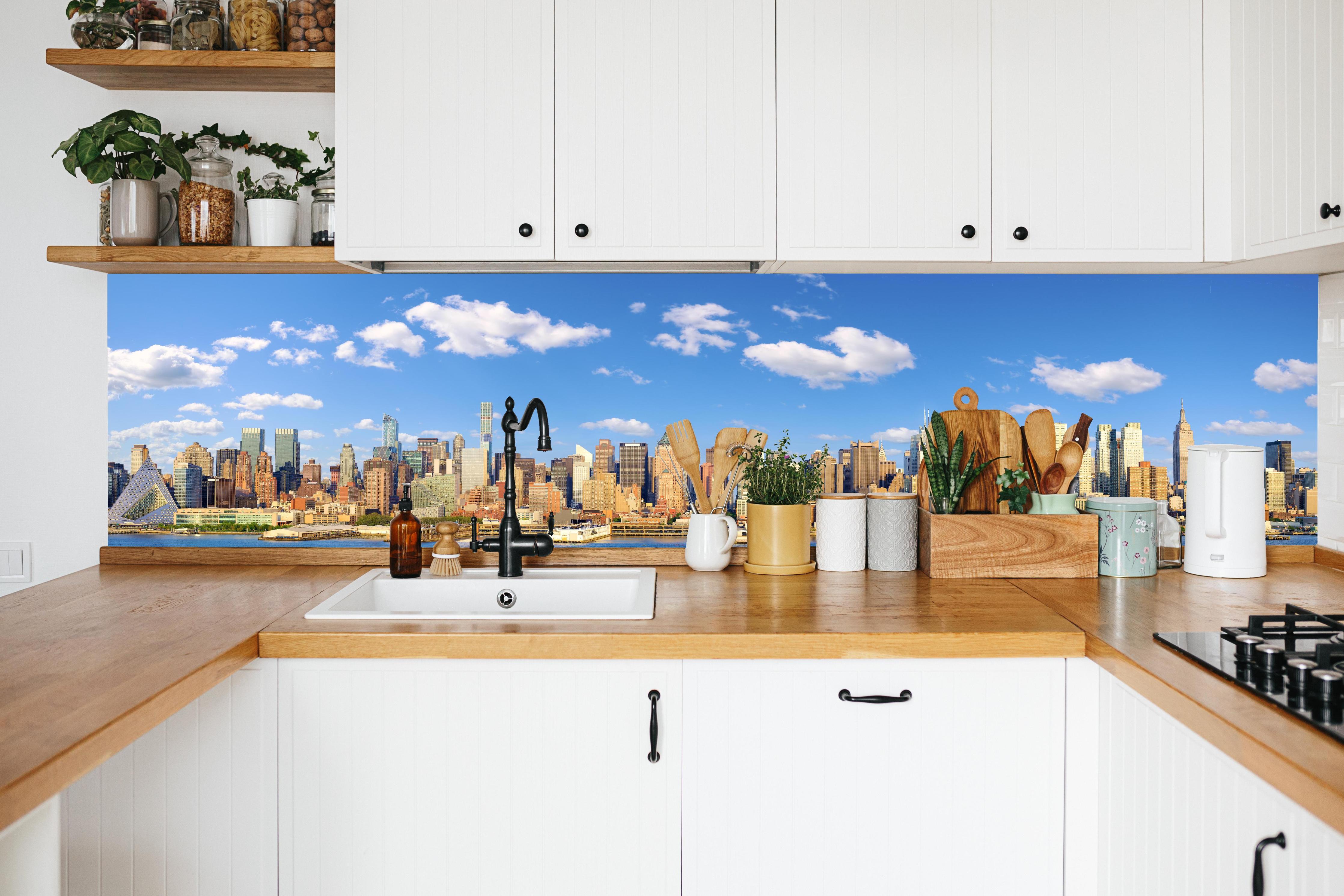 Küche - Manhattan Skyline Blau-Beige in weißer Küche hinter Gewürzen und Kochlöffeln aus Holz