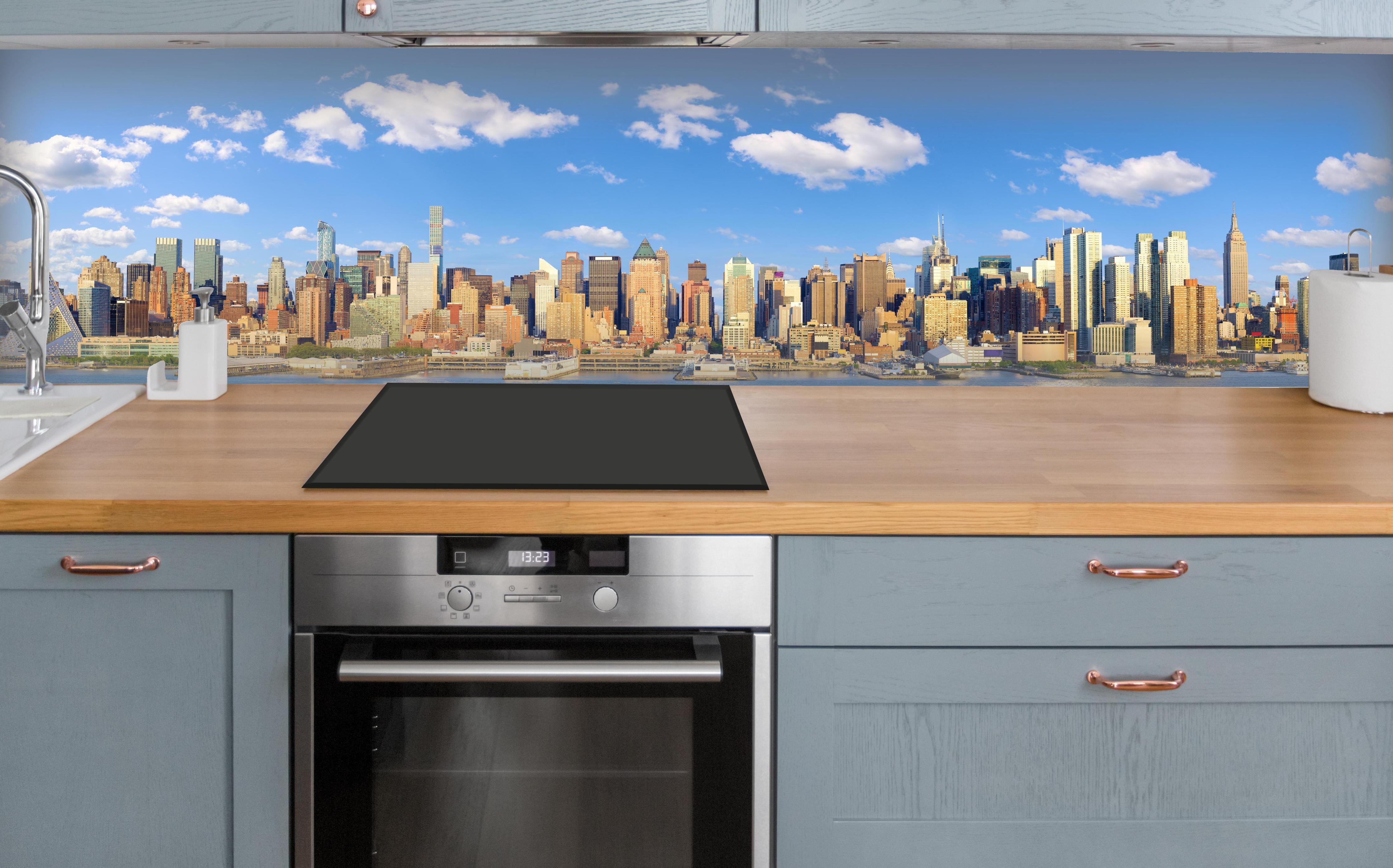 Küche - Manhattan Skyline Blau-Beige über polierter Holzarbeitsplatte mit Cerankochfeld